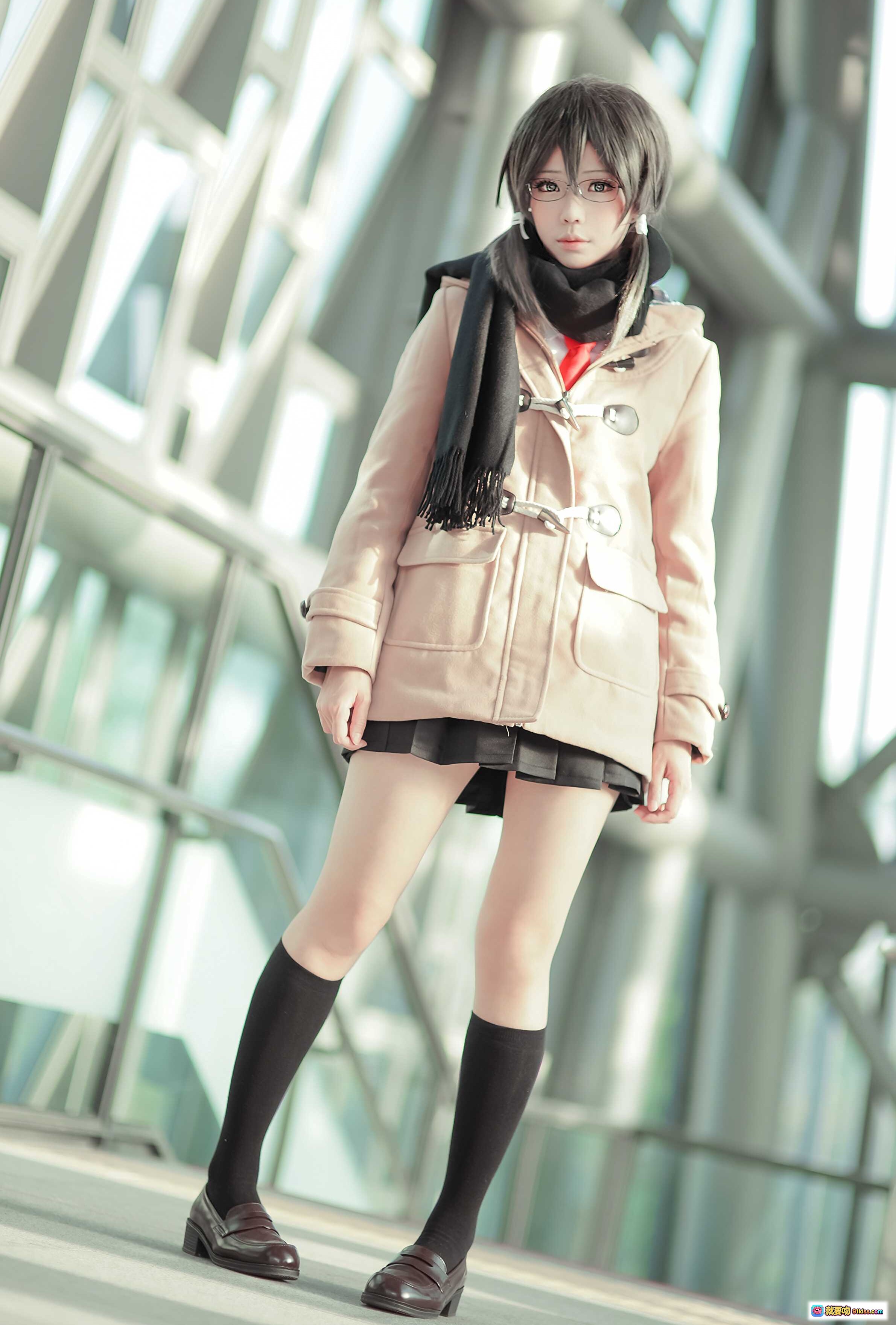 图片[7] - ElyEE子 NO.042 Cosplay写真｜校园风短发少女｜米色外套黑围巾｜玻璃幕墙背景｜清新日系风格 - 就要吻