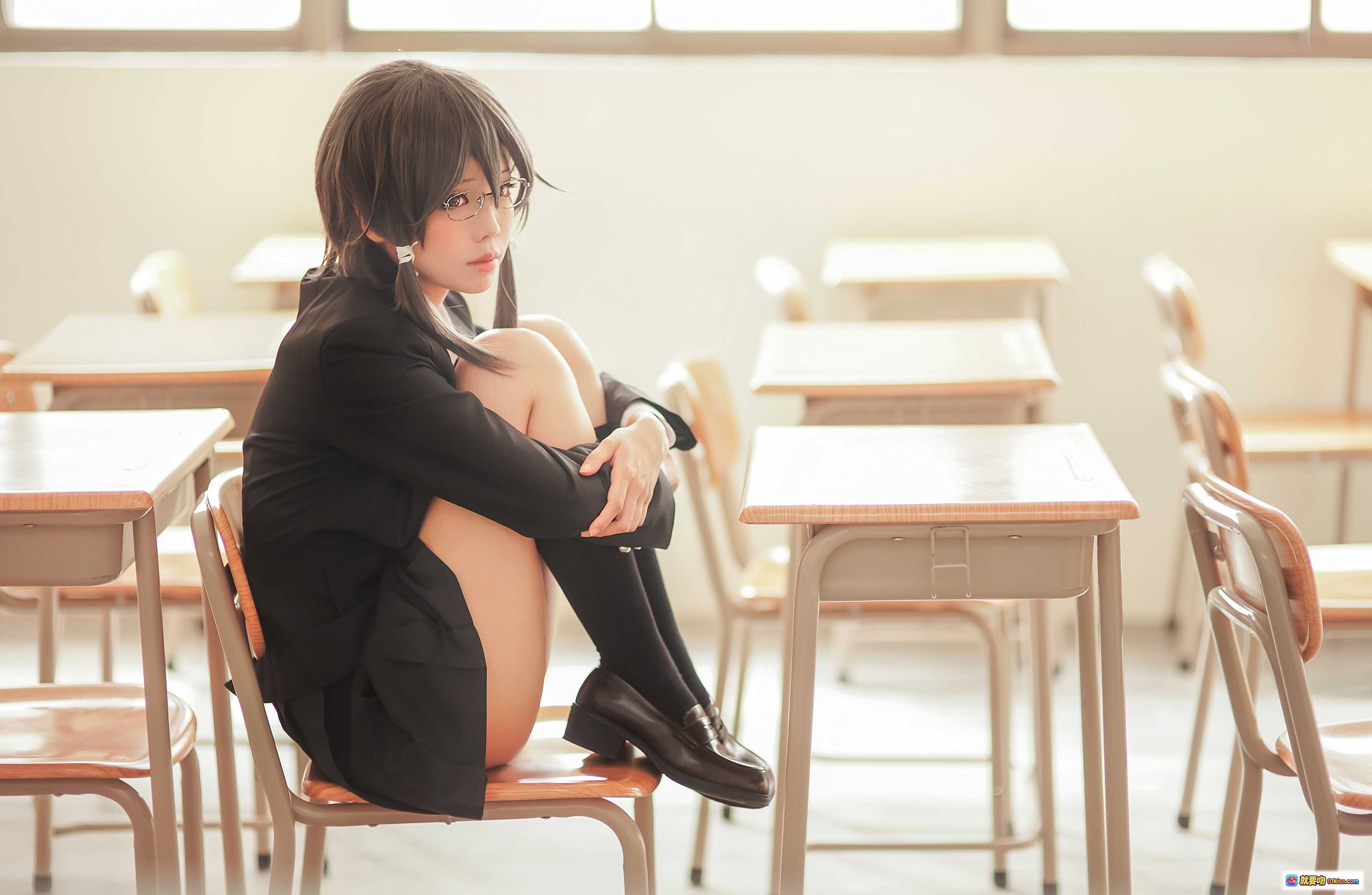 图片[2] - ElyEE子 NO.042 Cosplay写真｜校园风短发少女｜米色外套黑围巾｜玻璃幕墙背景｜清新日系风格 - 就要吻