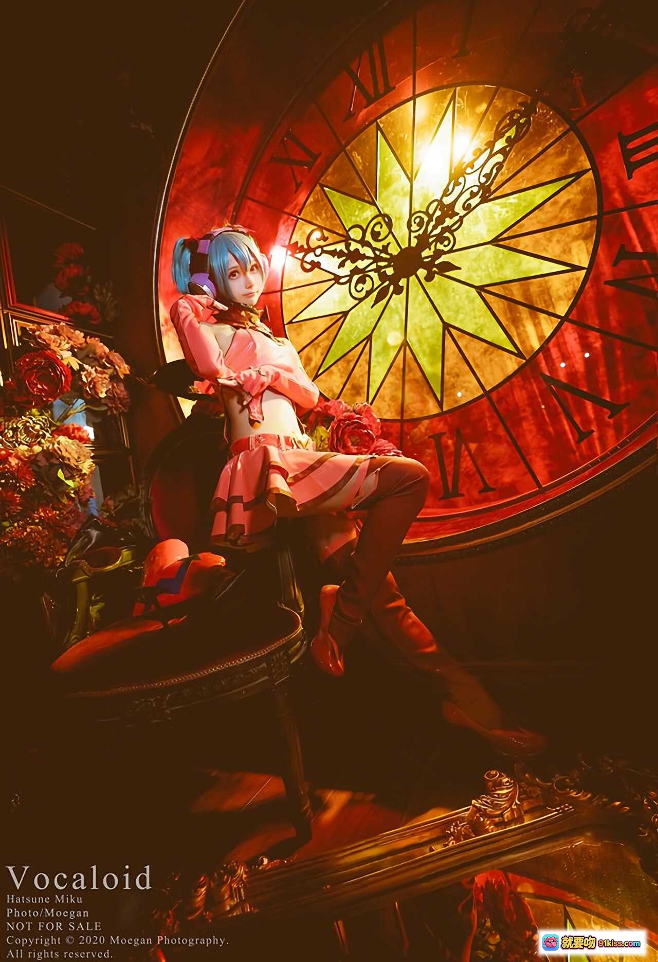 图片[8] - 初音ミク Sweet Devil Cosplay 精美写真｜蓝发双马尾｜红黑哥特风｜钟表背景｜Vocaloid角色扮演 - 就要吻