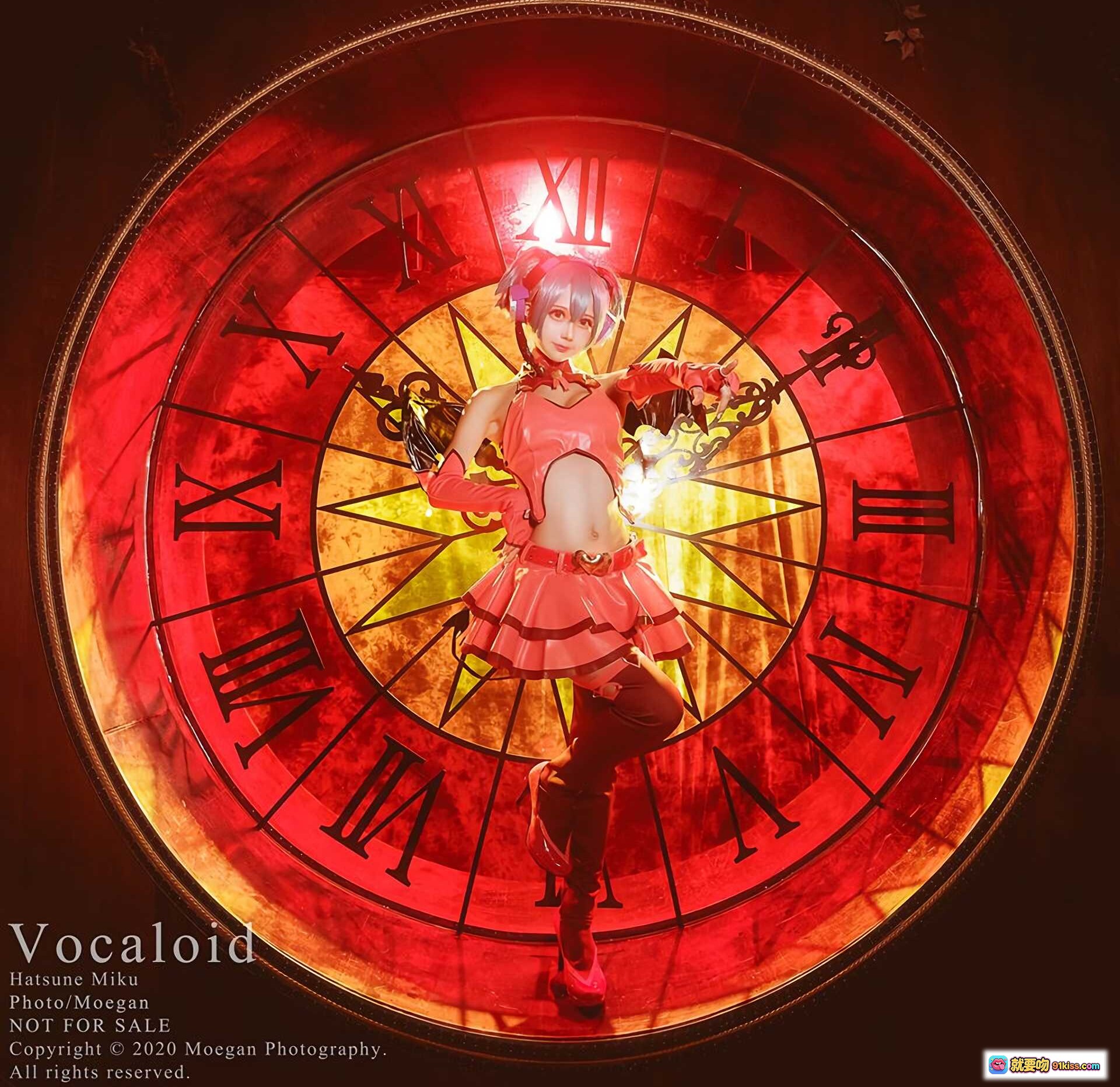 图片[4] - 初音ミク Sweet Devil Cosplay 精美写真｜蓝发双马尾｜红黑哥特风｜钟表背景｜Vocaloid角色扮演 - 就要吻