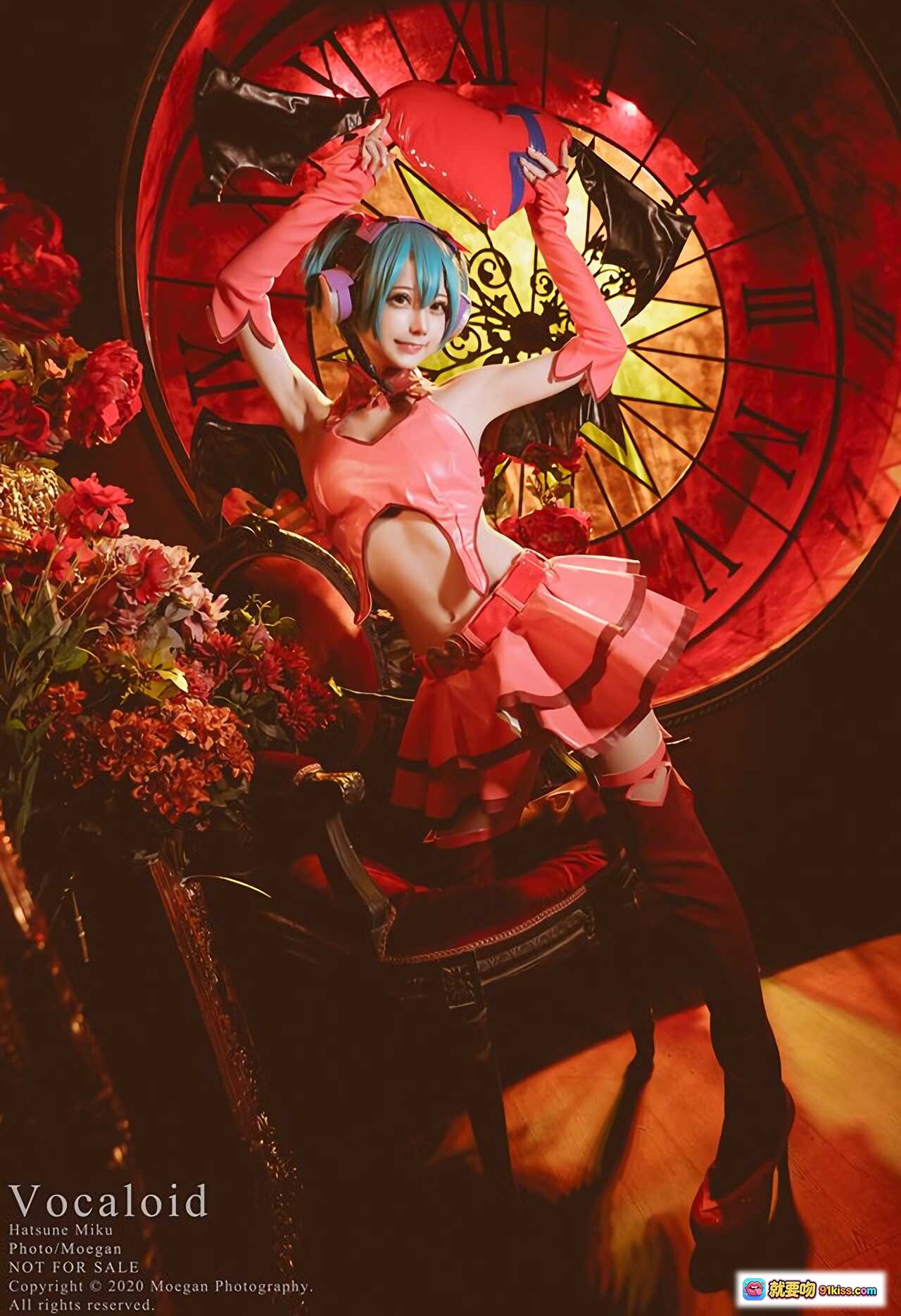 图片[3] - 初音ミク Sweet Devil Cosplay 精美写真｜蓝发双马尾｜红黑哥特风｜钟表背景｜Vocaloid角色扮演 - 就要吻