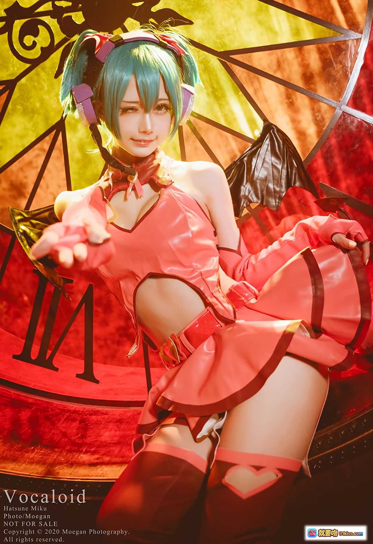 图片[9] - 初音ミク Sweet Devil Cosplay 精美写真｜蓝发双马尾｜红黑哥特风｜钟表背景｜Vocaloid角色扮演 - 就要吻