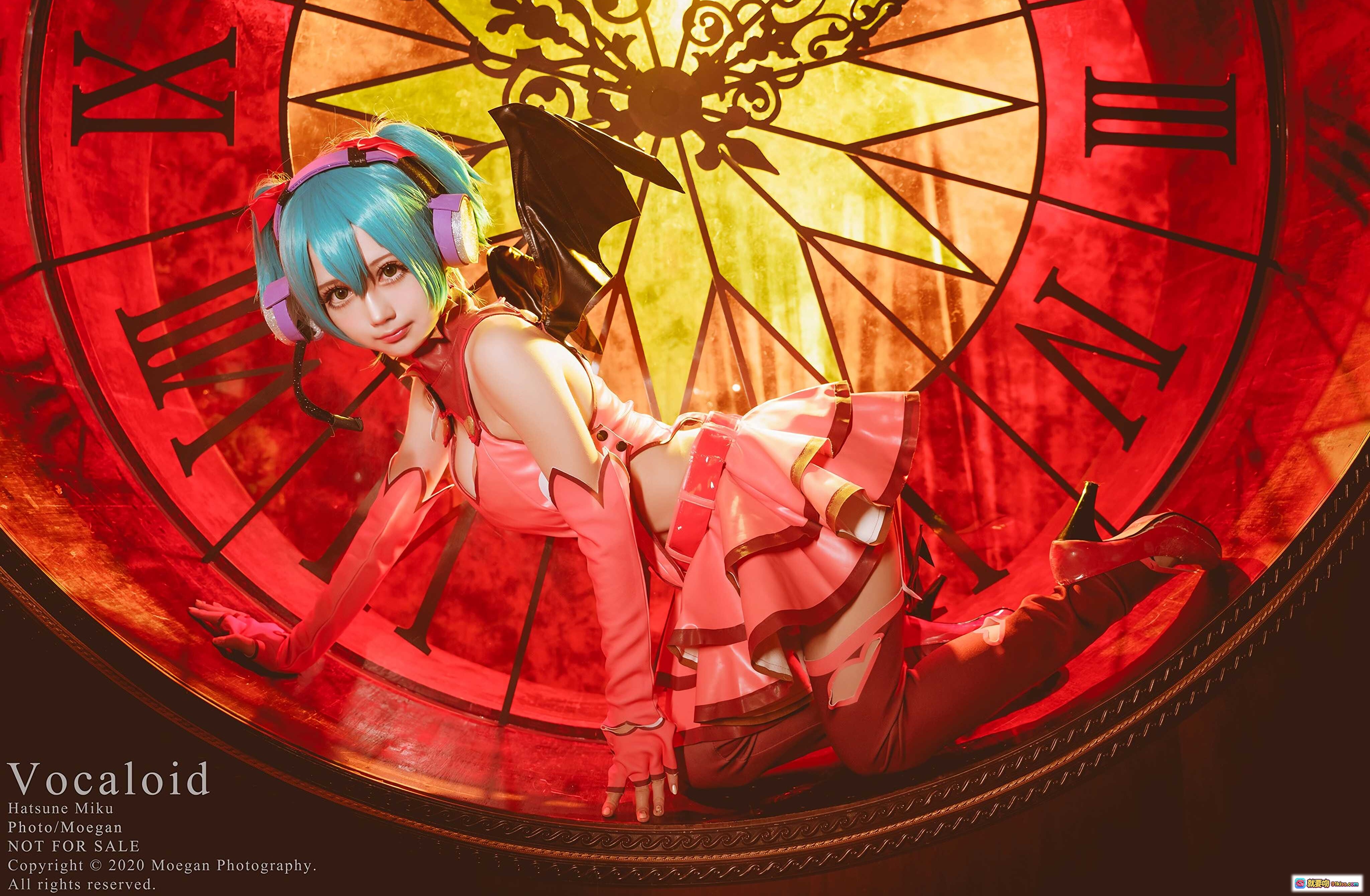 图片[6] - 初音ミク Sweet Devil Cosplay 精美写真｜蓝发双马尾｜红黑哥特风｜钟表背景｜Vocaloid角色扮演 - 就要吻