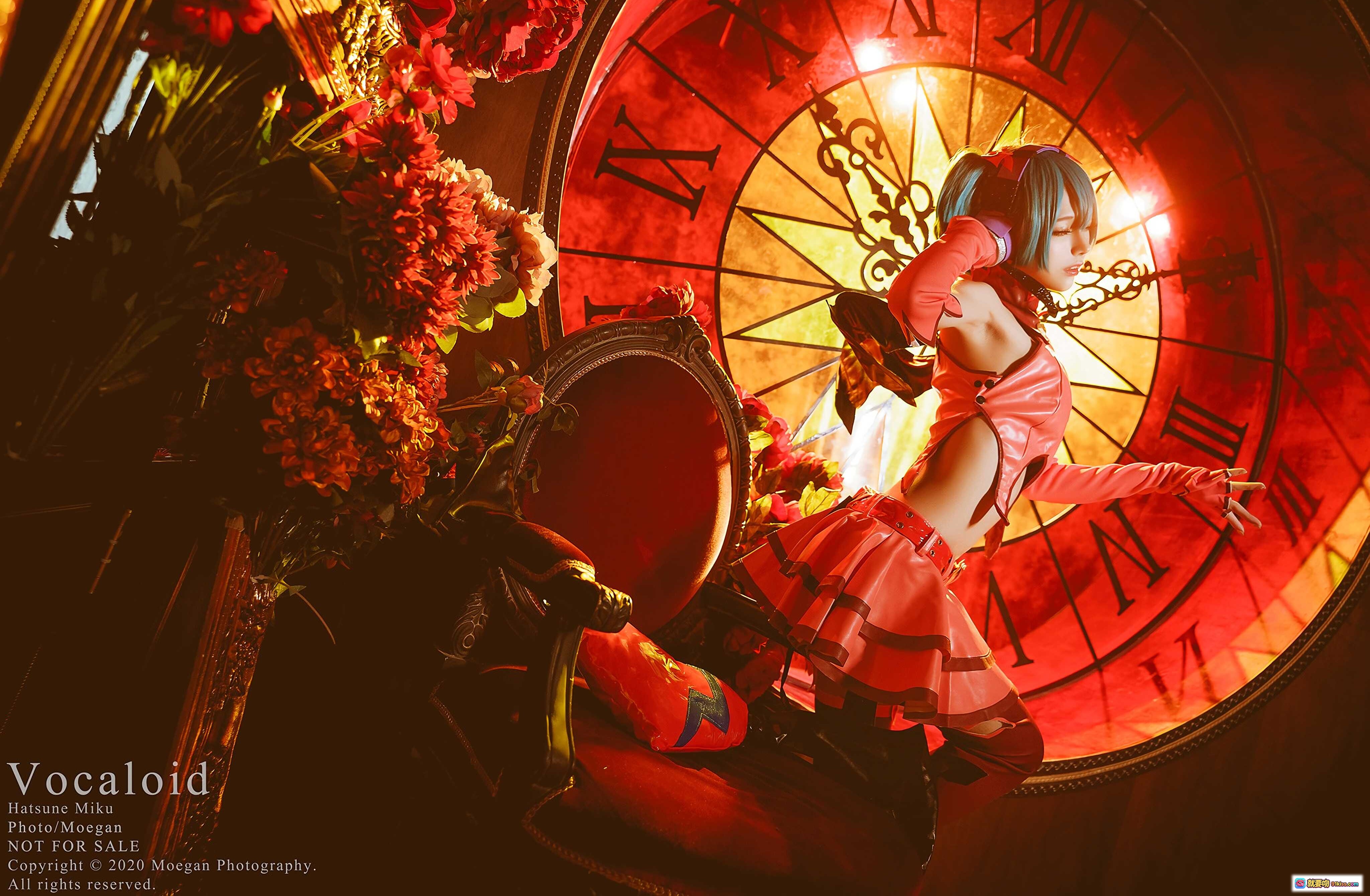 图片[2] - 初音ミク Sweet Devil Cosplay 精美写真｜蓝发双马尾｜红黑哥特风｜钟表背景｜Vocaloid角色扮演 - 就要吻