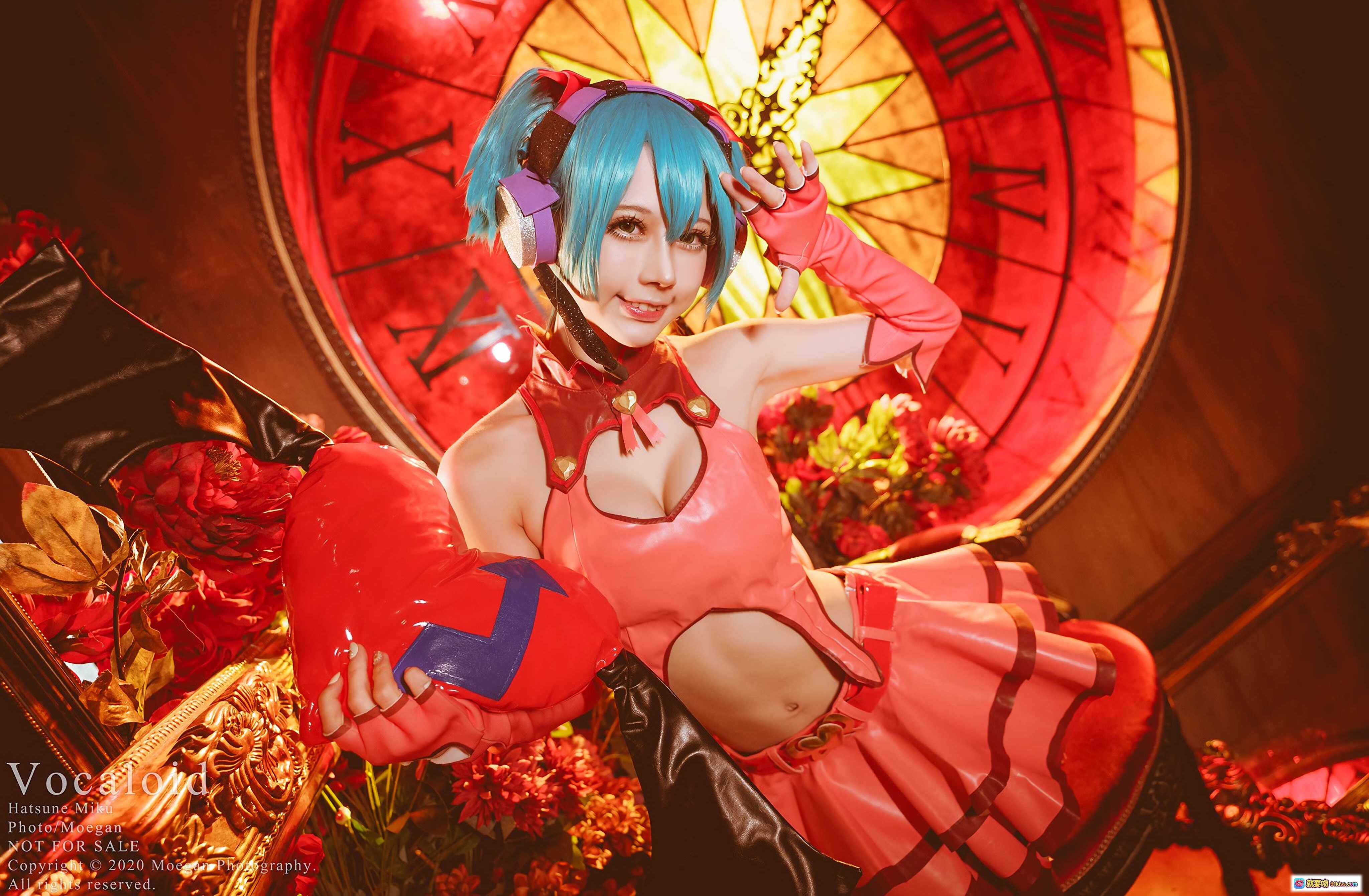图片[1] - 初音ミク Sweet Devil Cosplay 精美写真｜蓝发双马尾｜红黑哥特风｜钟表背景｜Vocaloid角色扮演 - 就要吻