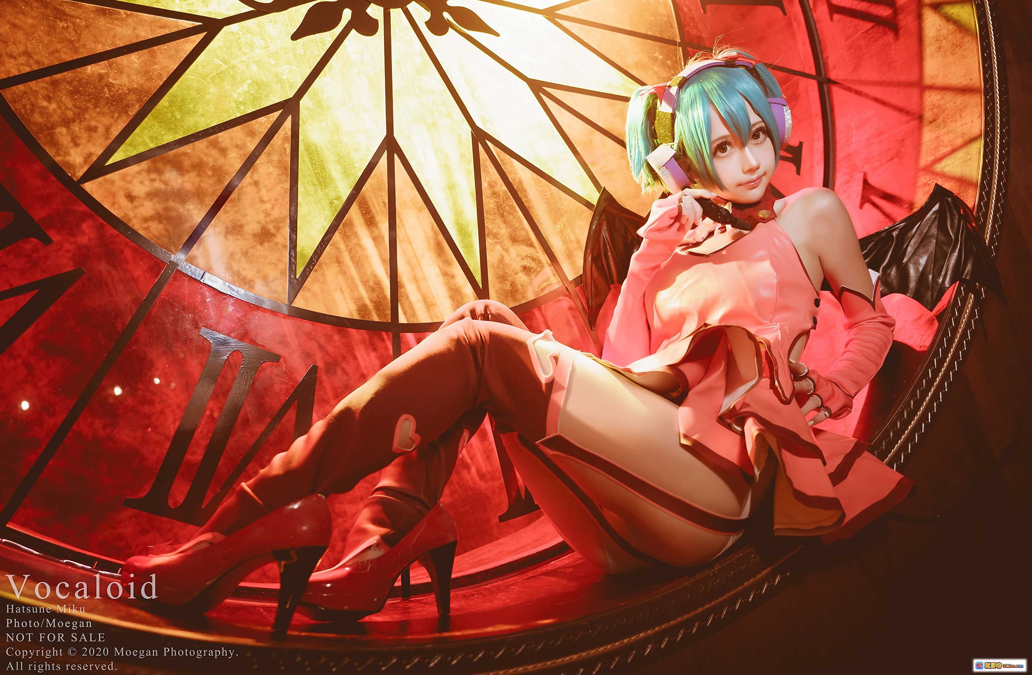 图片[10] - 初音ミク Sweet Devil Cosplay 精美写真｜蓝发双马尾｜红黑哥特风｜钟表背景｜Vocaloid角色扮演 - 就要吻