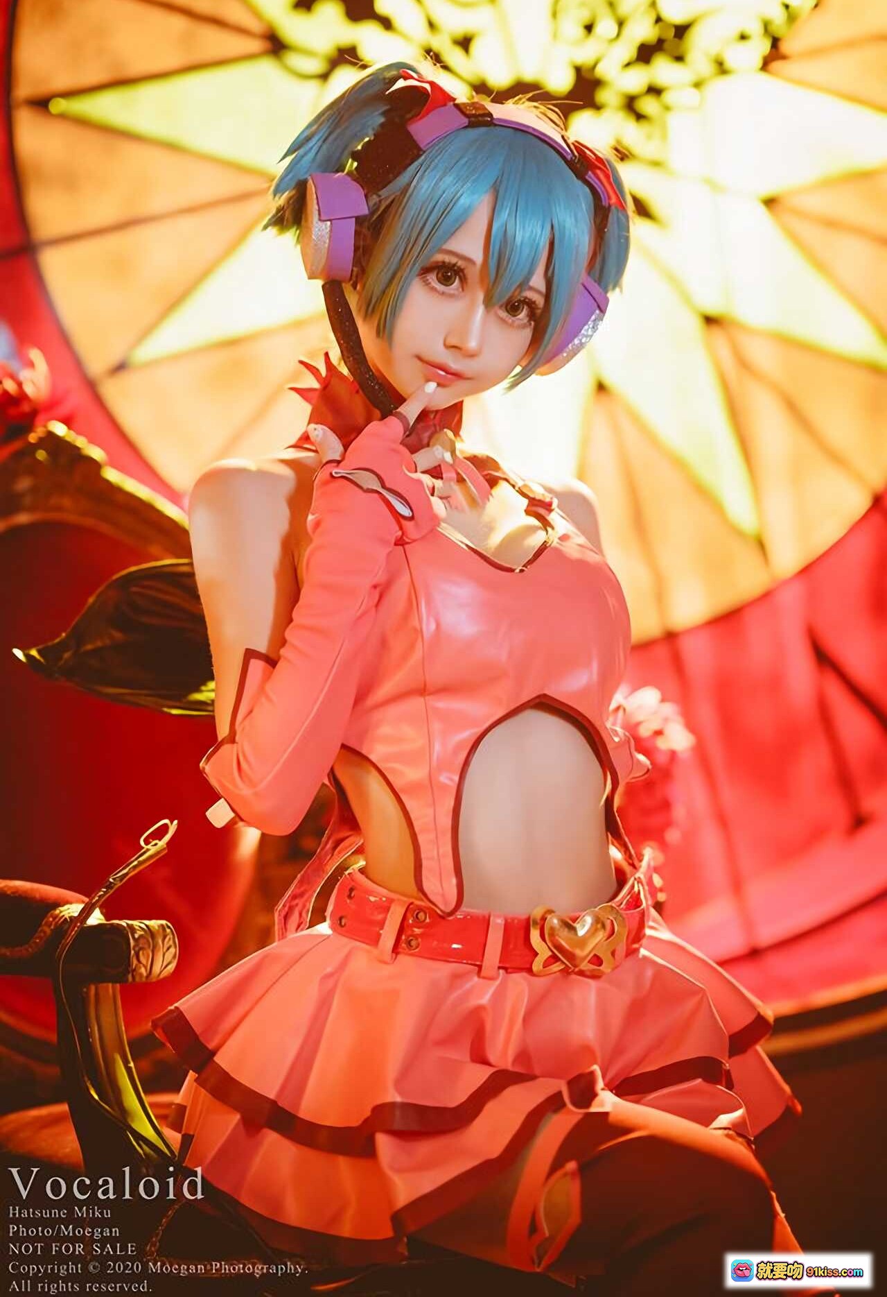 图片[7] - 初音ミク Sweet Devil Cosplay 精美写真｜蓝发双马尾｜红黑哥特风｜钟表背景｜Vocaloid角色扮演 - 就要吻