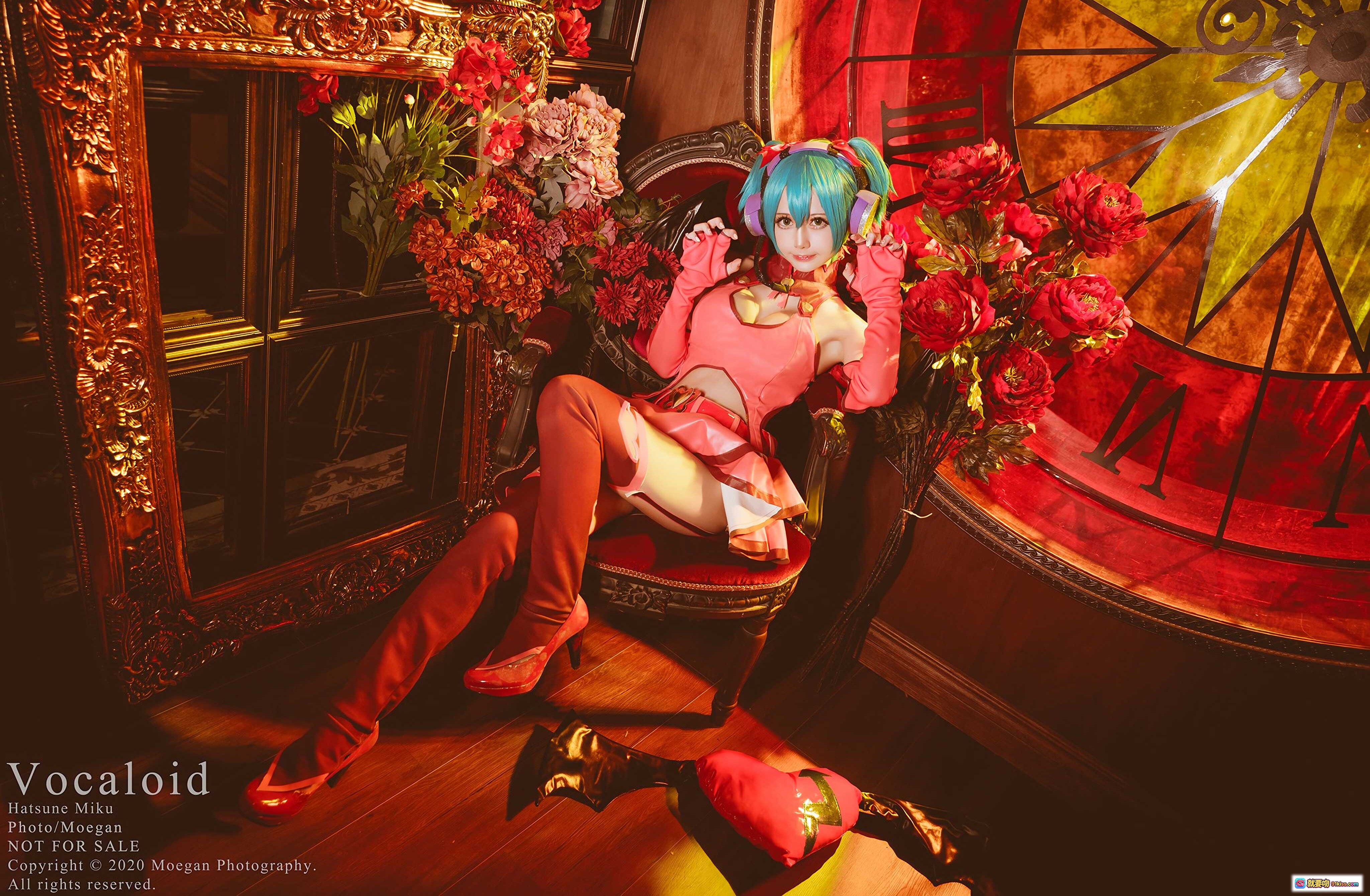图片[5] - 初音ミク Sweet Devil Cosplay 精美写真｜蓝发双马尾｜红黑哥特风｜钟表背景｜Vocaloid角色扮演 - 就要吻