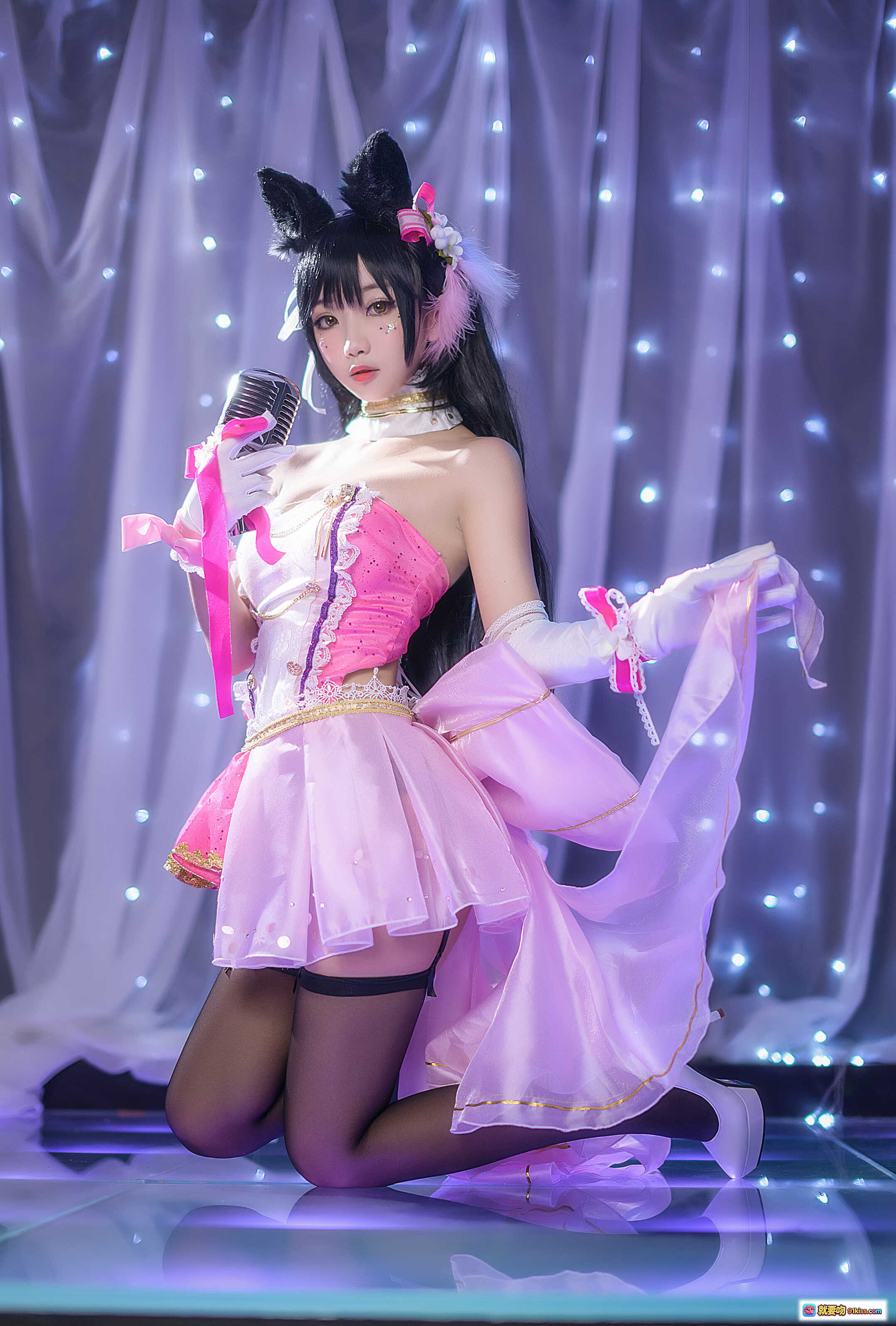 图片[2] - 鬼畜瑶NO.014大狗打歌服cosplay写真｜粉色舞台装+黑丝美腿+高跟鞋+木椅摆拍｜13P高清图集 - 就要吻