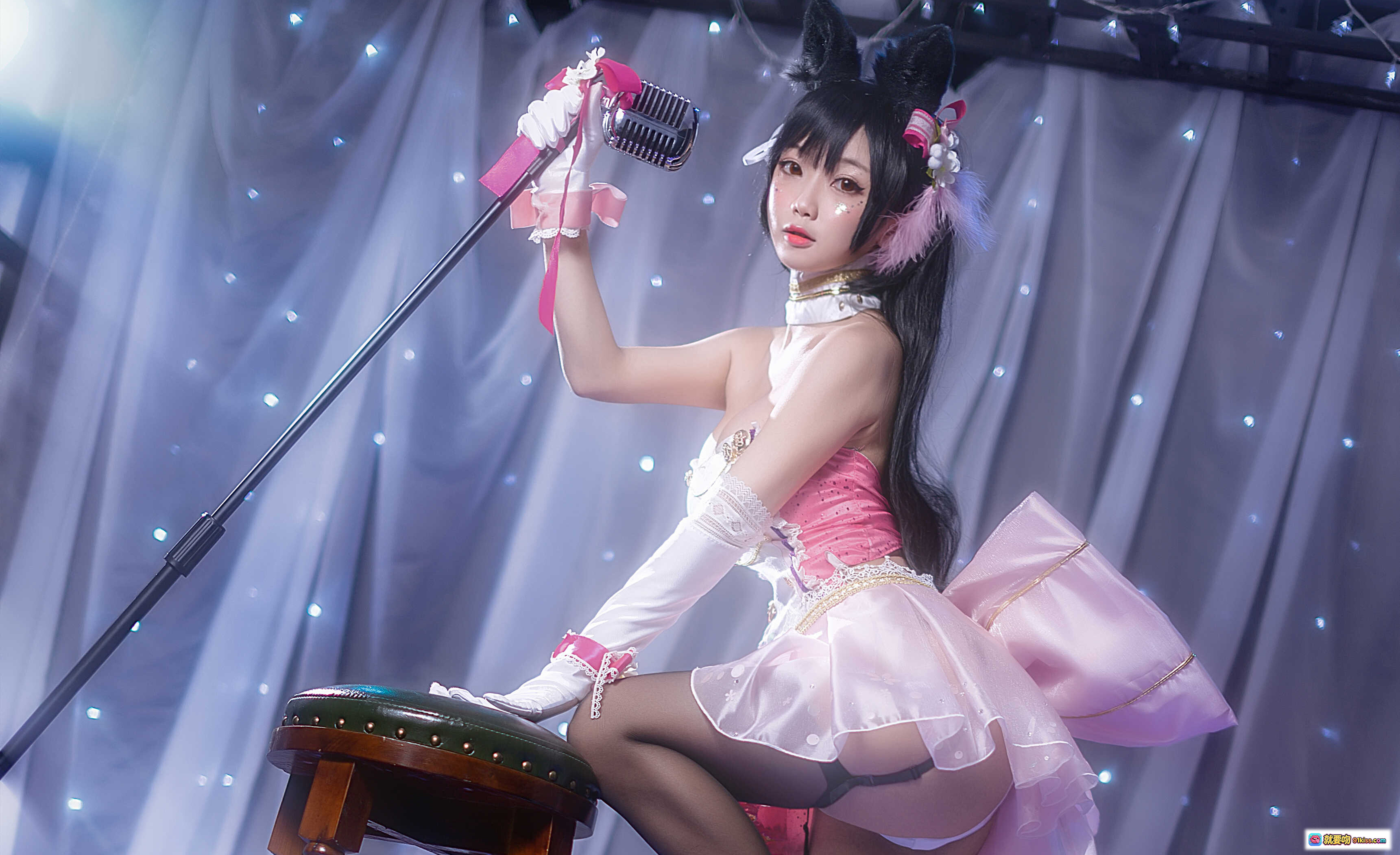 图片[5] - 鬼畜瑶NO.014大狗打歌服cosplay写真｜粉色舞台装+黑丝美腿+高跟鞋+木椅摆拍｜13P高清图集 - 就要吻