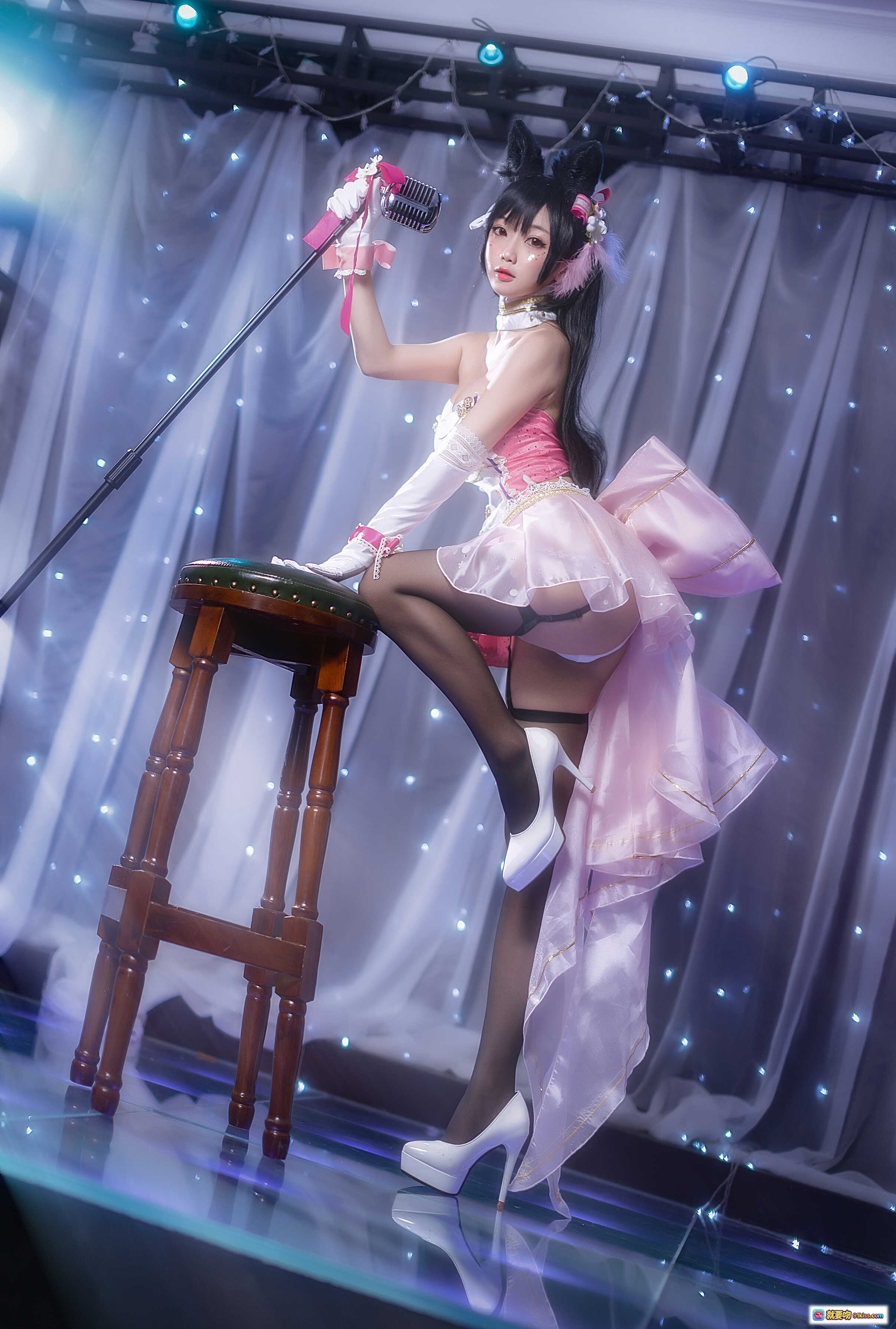 图片[9] - 鬼畜瑶NO.014大狗打歌服cosplay写真｜粉色舞台装+黑丝美腿+高跟鞋+木椅摆拍｜13P高清图集 - 就要吻