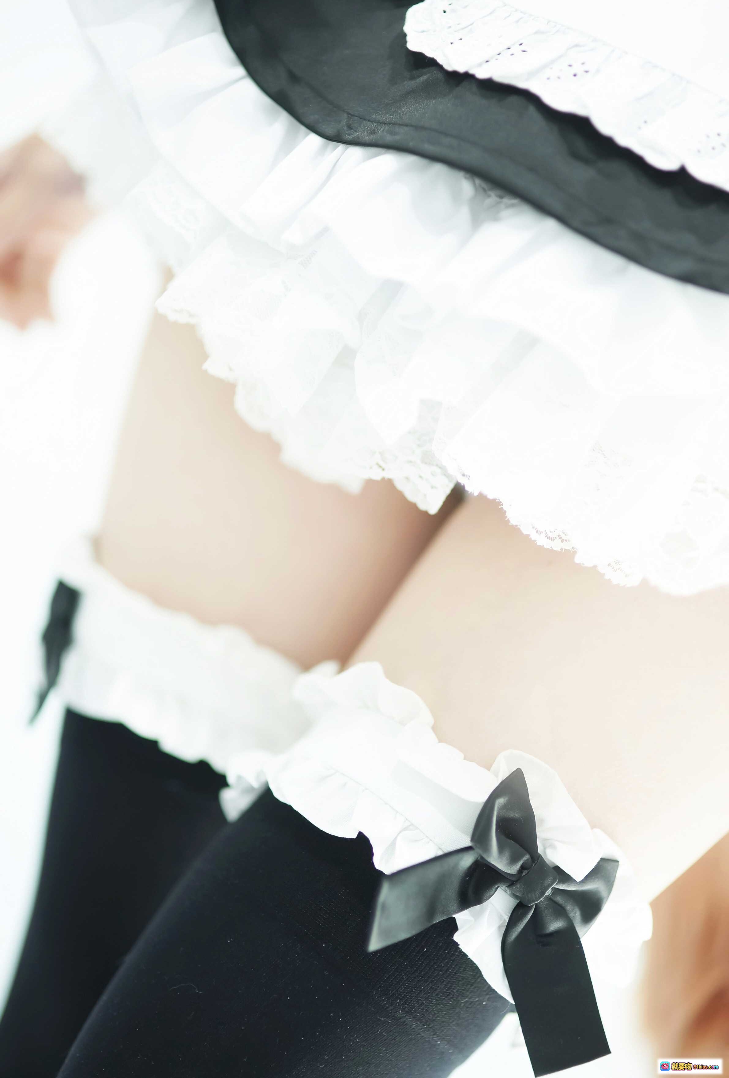 图片[8] - ElyEE子NO.016粉色长发女仆装Cosplay，狐狸耳尾配蓝白蕾丝裙，手持银盘优雅摆拍 - 就要吻