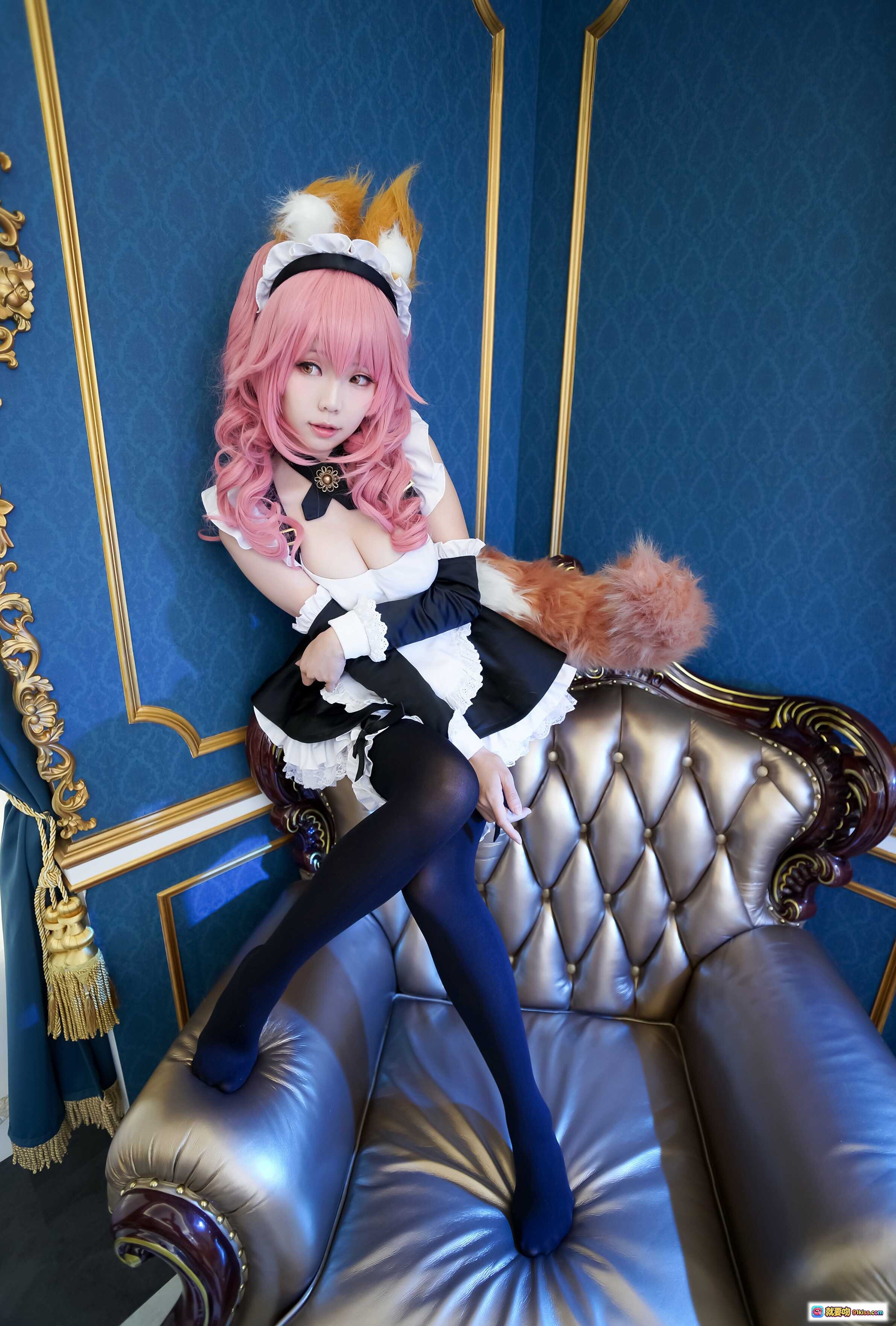 图片[3] - ElyEE子NO.016粉色长发女仆装Cosplay，狐狸耳尾配蓝白蕾丝裙，手持银盘优雅摆拍 - 就要吻