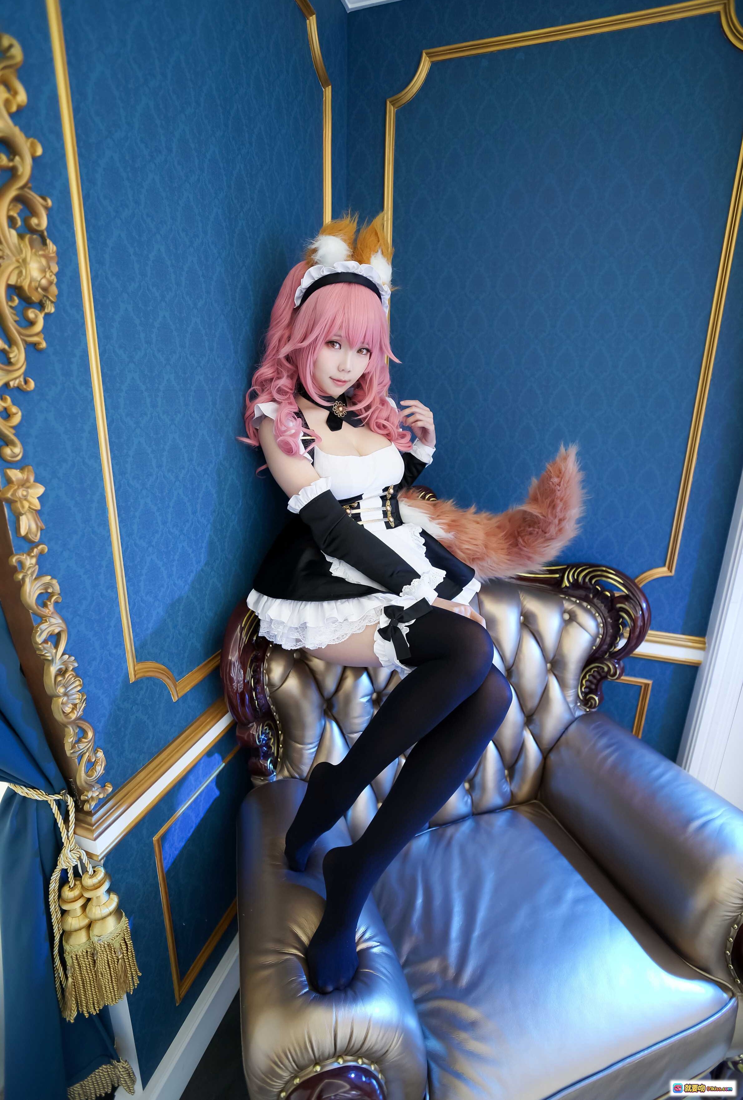 图片[6] - ElyEE子NO.016粉色长发女仆装Cosplay，狐狸耳尾配蓝白蕾丝裙，手持银盘优雅摆拍 - 就要吻