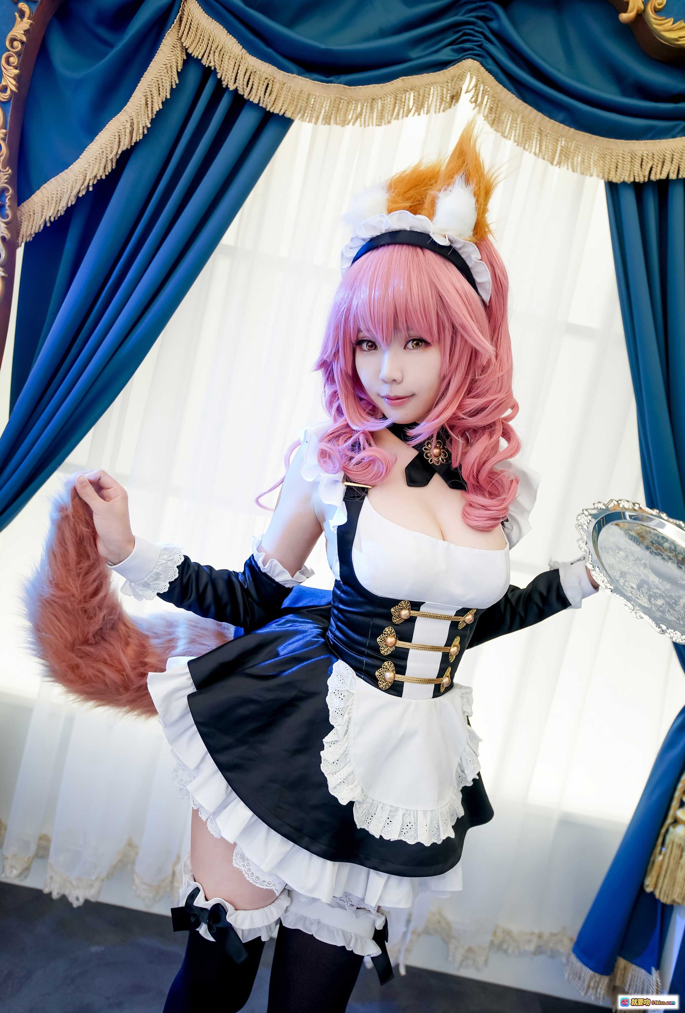ElyEE子NO.016粉色长发女仆装Cosplay，狐狸耳尾配蓝白蕾丝裙，手持银盘优雅摆拍 - 就要吻
