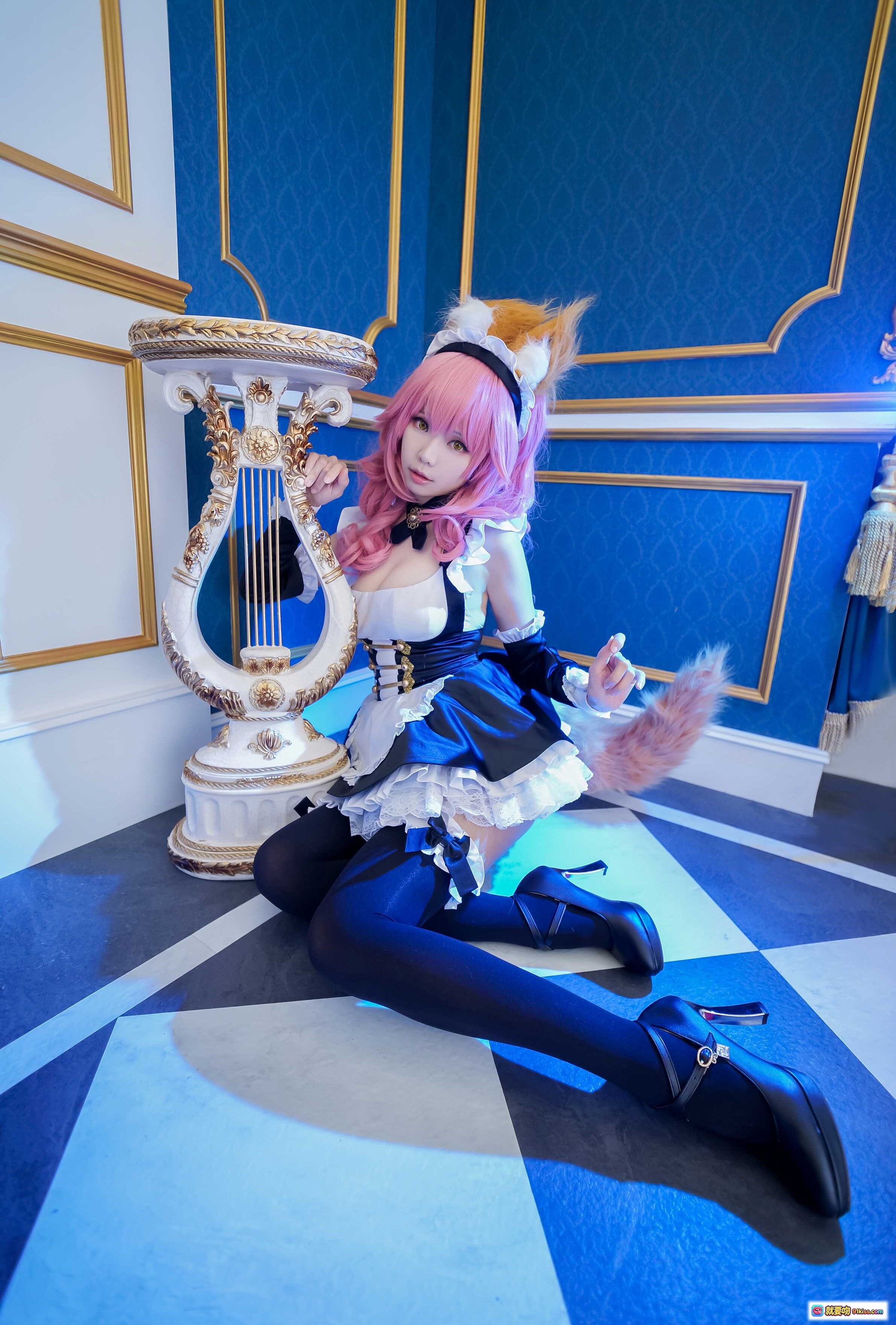 图片[5] - ElyEE子NO.016粉色长发女仆装Cosplay，狐狸耳尾配蓝白蕾丝裙，手持银盘优雅摆拍 - 就要吻