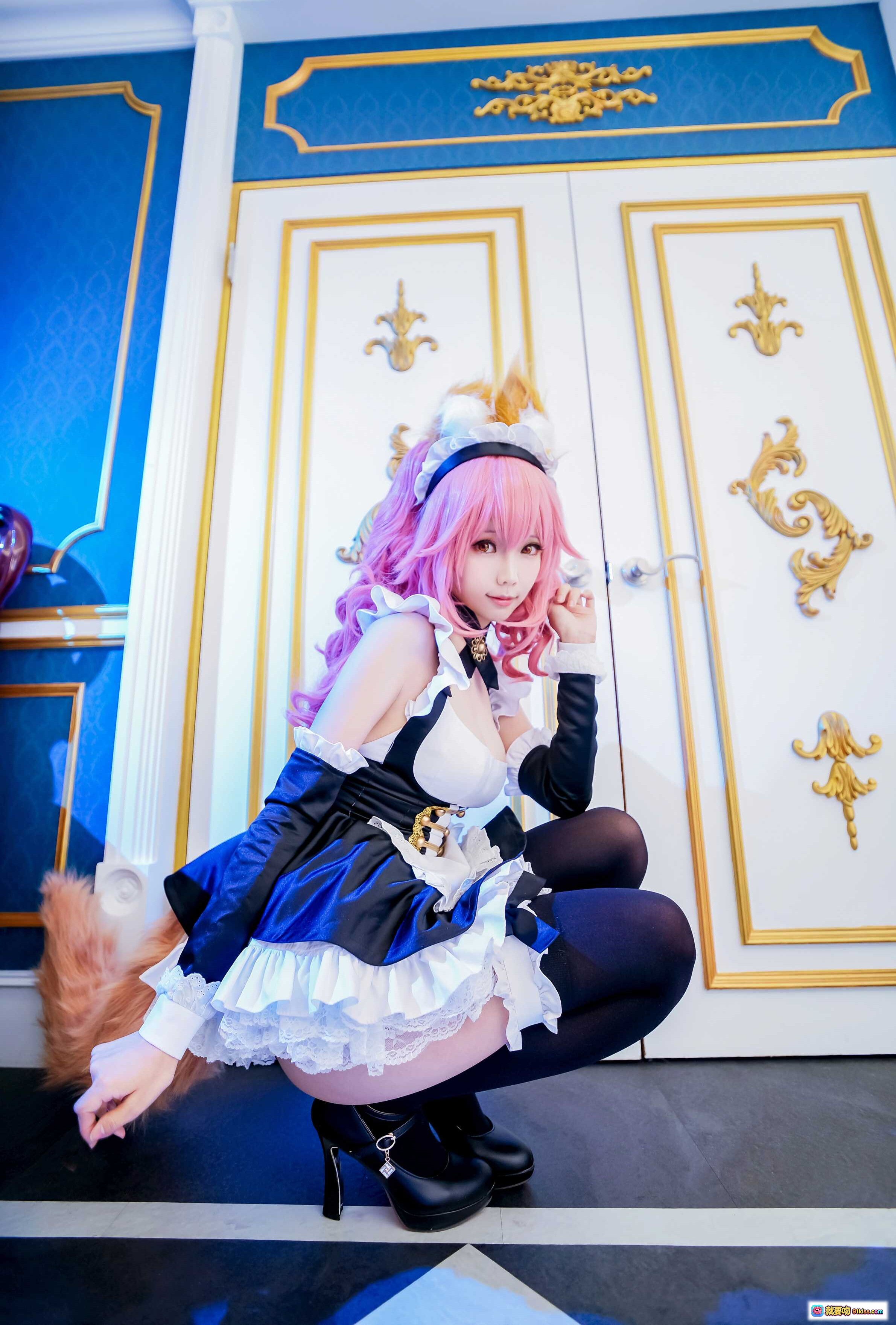 图片[10] - ElyEE子NO.016粉色长发女仆装Cosplay，狐狸耳尾配蓝白蕾丝裙，手持银盘优雅摆拍 - 就要吻