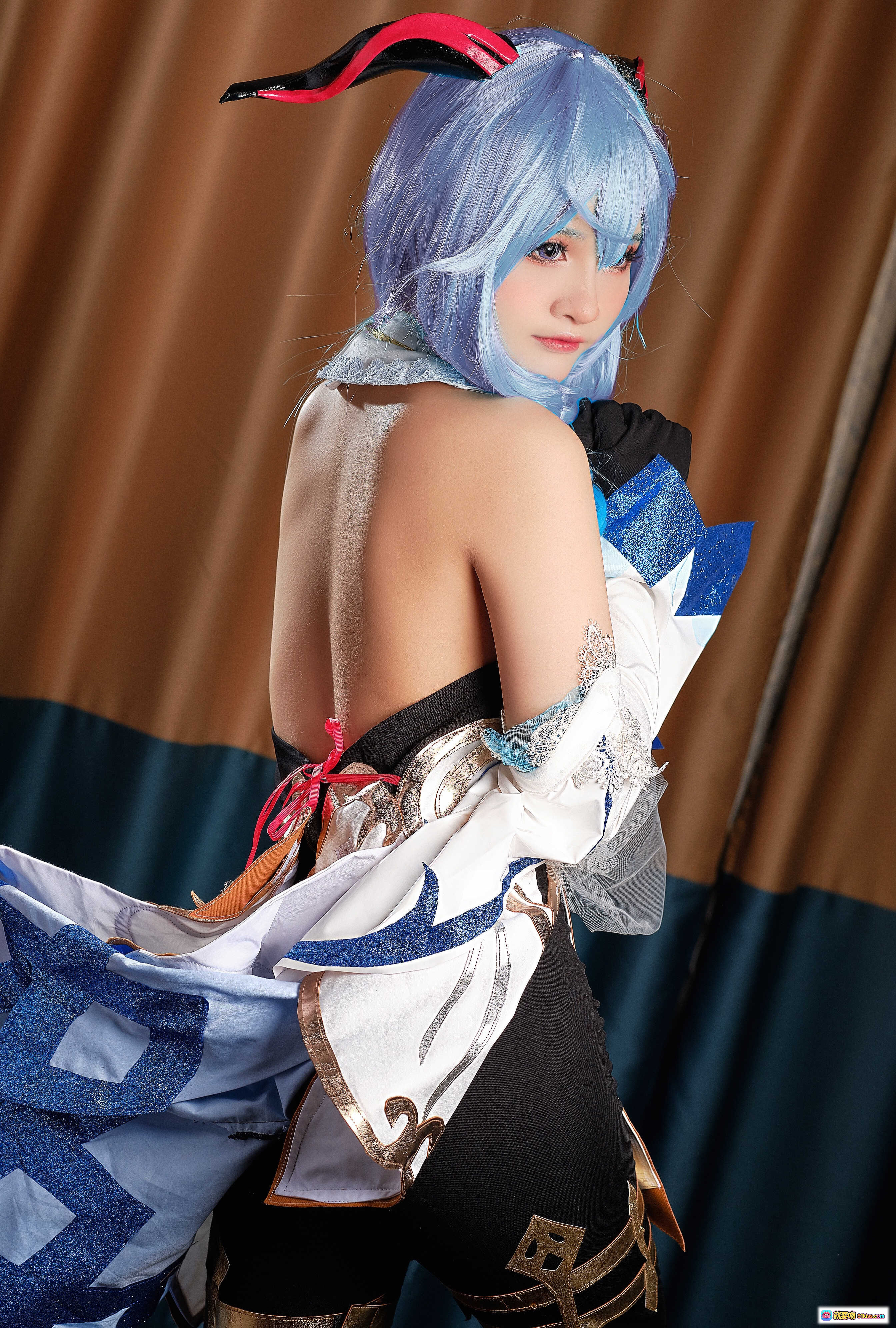 图片[9] - Azami NO.051 甘雨 Cosplay 写真集 | 蓝发牛角造型 | 白色系内衣 | 性感美臀 | 室内私房摄影 | 22P高清图集 - 就要吻