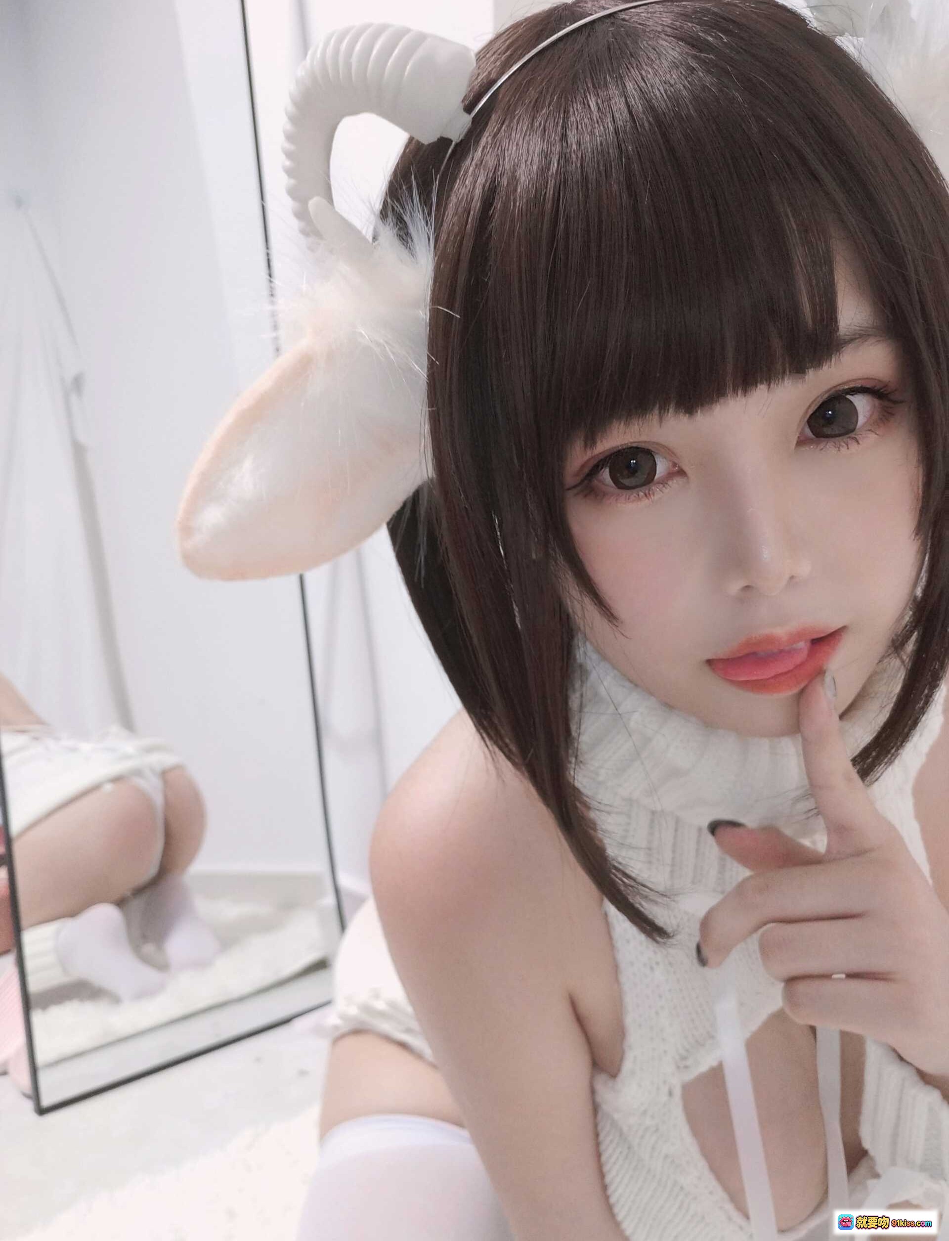 图片[8] - 蜜汁猫裘NO.045白丝毛衣写真·羊角发饰+高领镂空针织+纯欲风+镜面倒影+40P高清图集 - 就要吻