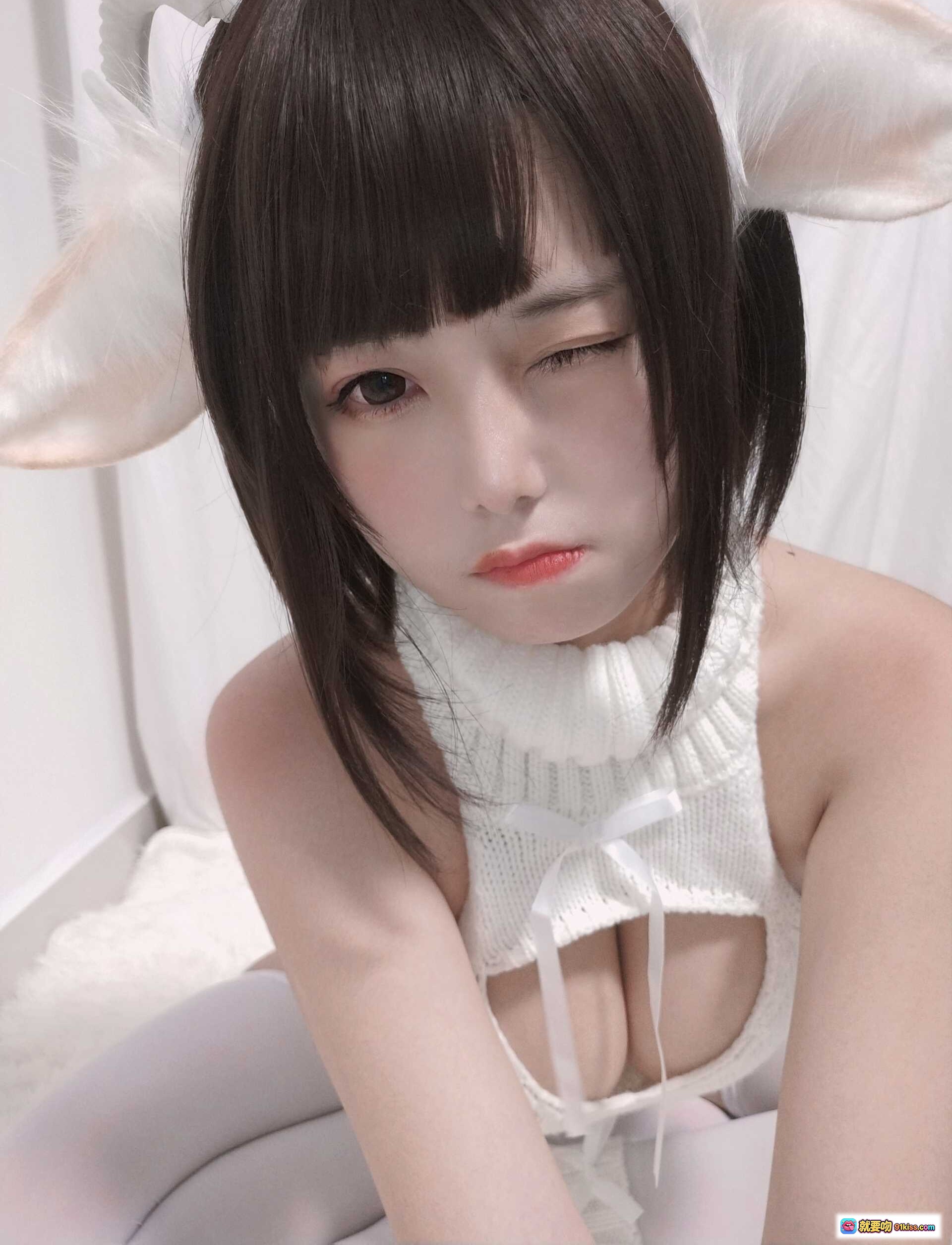 图片[5] - 蜜汁猫裘NO.045白丝毛衣写真·羊角发饰+高领镂空针织+纯欲风+镜面倒影+40P高清图集 - 就要吻