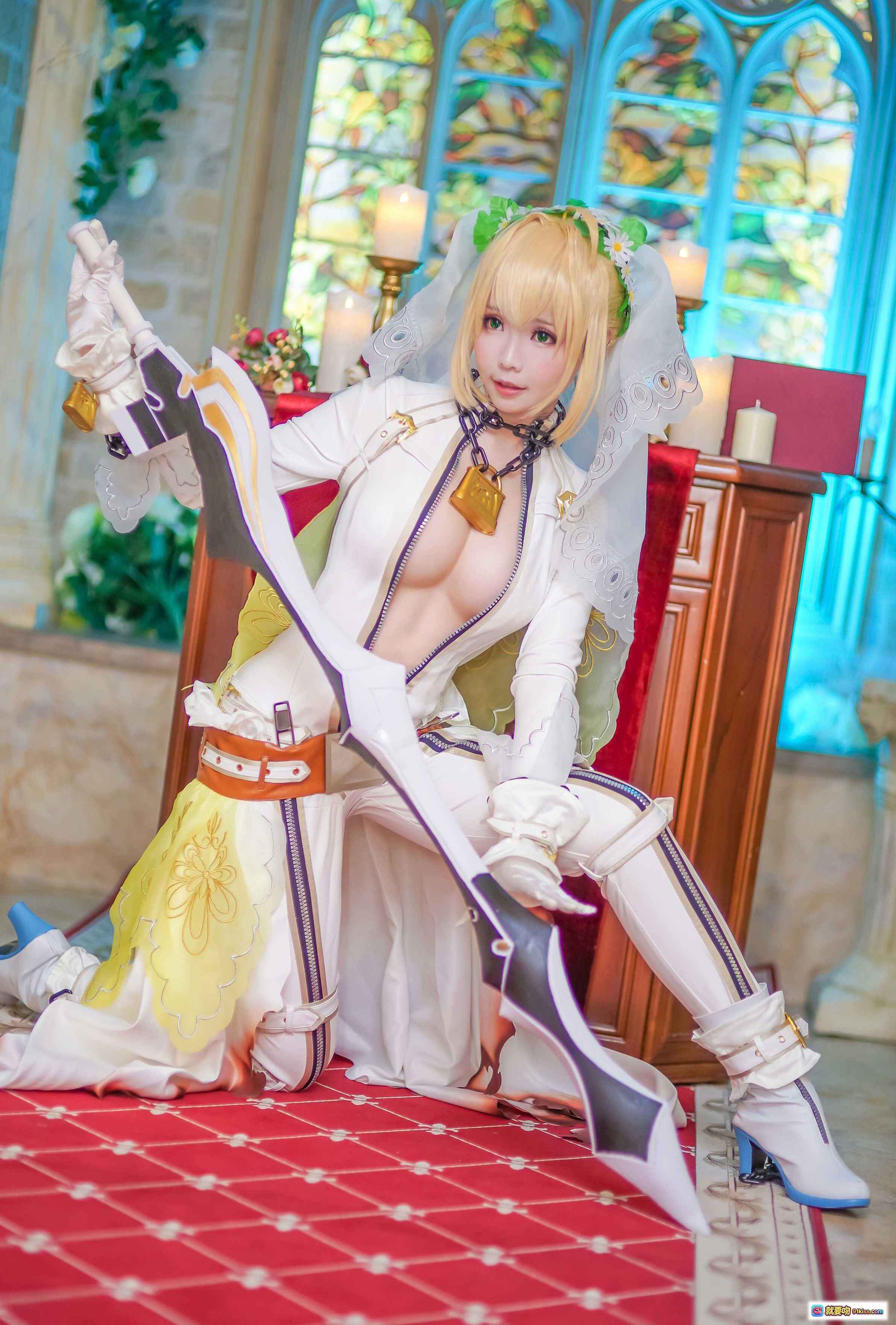 图片[6] - ElyEE子NO.006精致cosplay写真｜金发少女头戴花环手持白玫瑰｜白色蕾丝连帽外套搭配橙色腰带｜梦幻蓝紫背景唯美场景 - 就要吻