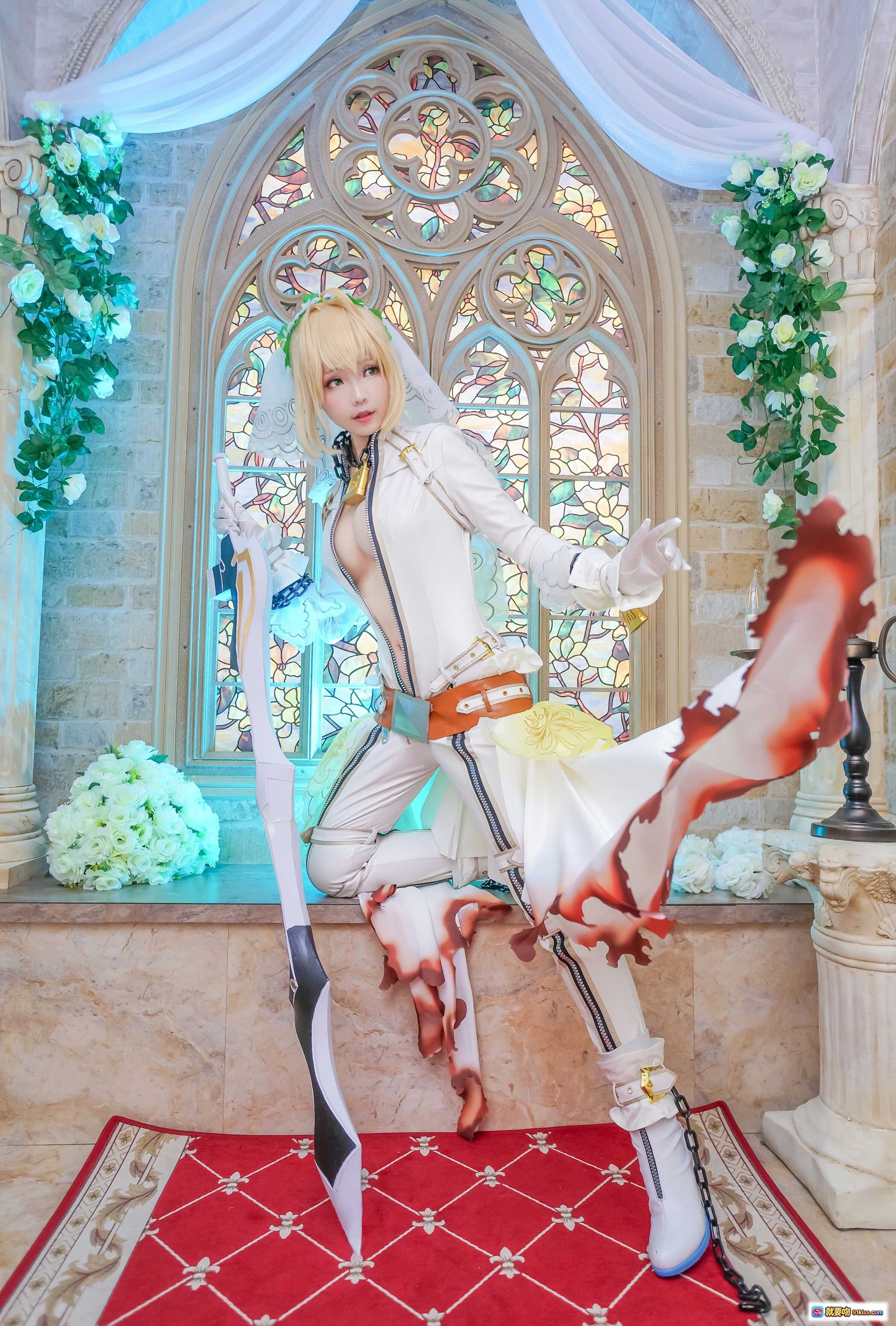 图片[2] - ElyEE子NO.006精致cosplay写真｜金发少女头戴花环手持白玫瑰｜白色蕾丝连帽外套搭配橙色腰带｜梦幻蓝紫背景唯美场景 - 就要吻