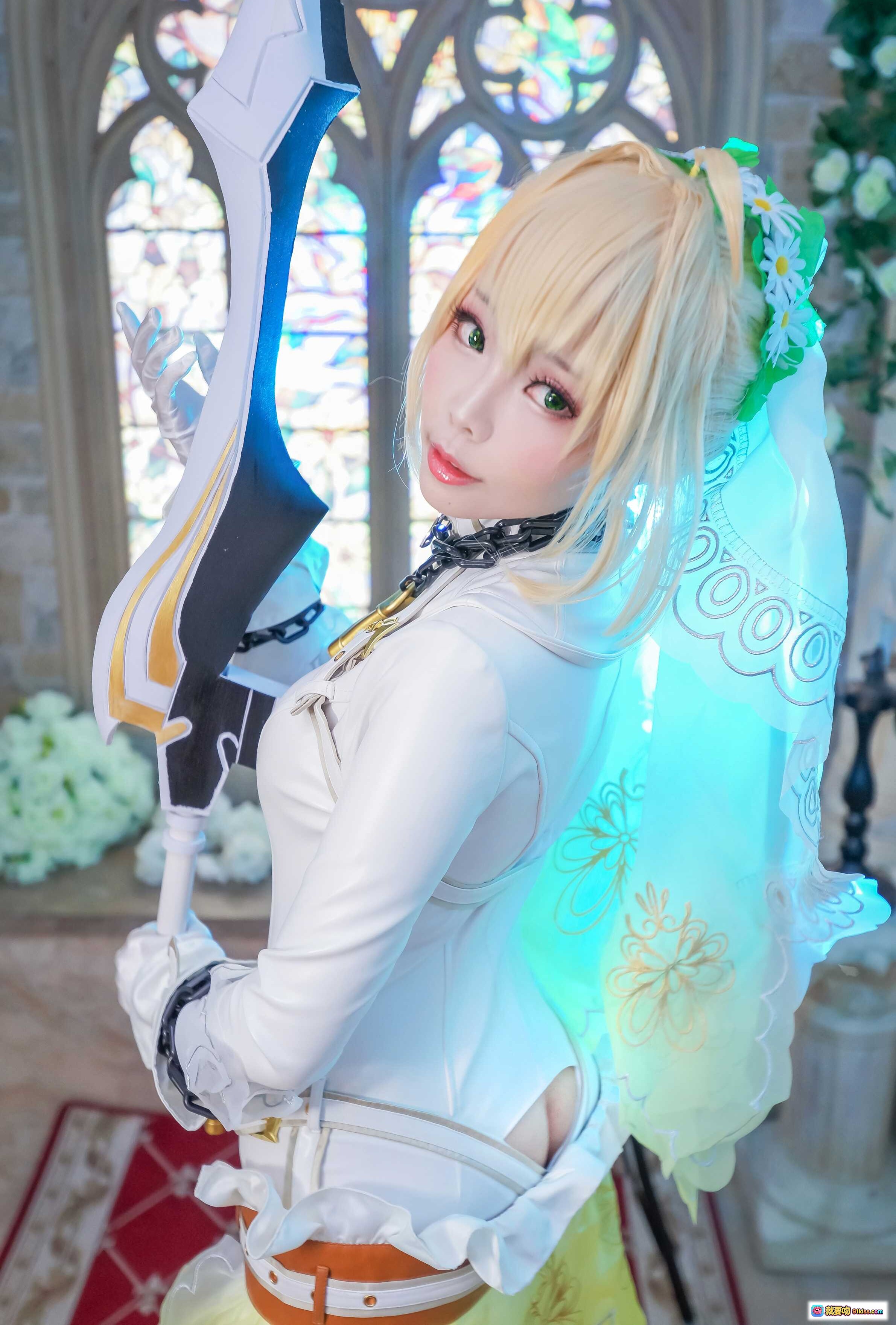 图片[8] - ElyEE子NO.006精致cosplay写真｜金发少女头戴花环手持白玫瑰｜白色蕾丝连帽外套搭配橙色腰带｜梦幻蓝紫背景唯美场景 - 就要吻