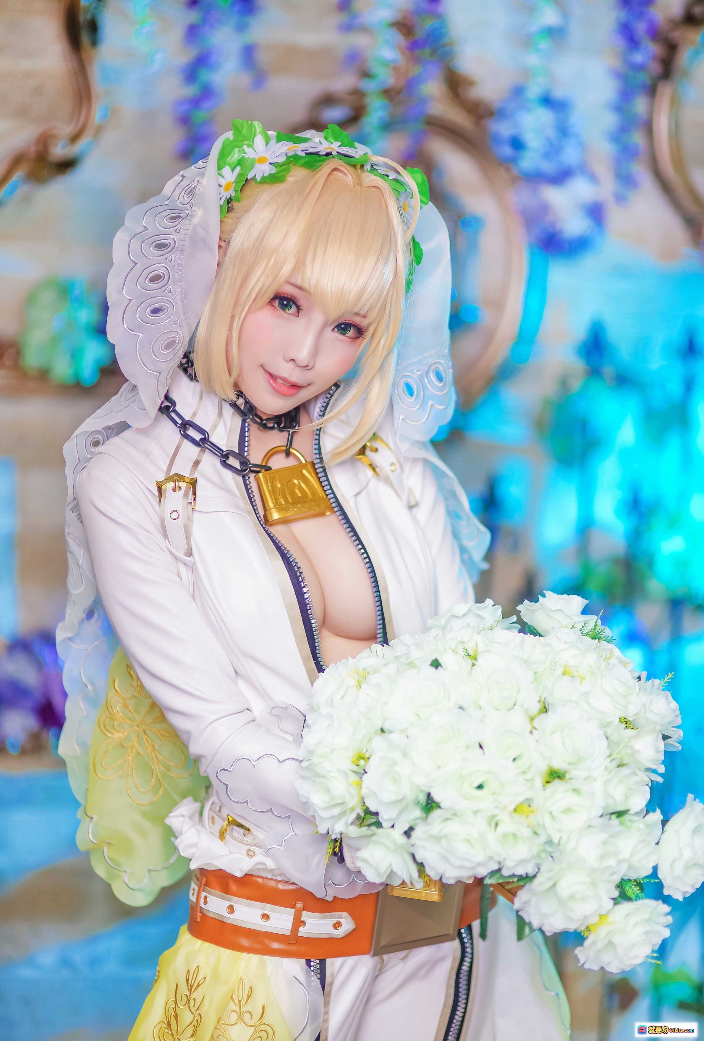 图片[1] - ElyEE子NO.006精致cosplay写真｜金发少女头戴花环手持白玫瑰｜白色蕾丝连帽外套搭配橙色腰带｜梦幻蓝紫背景唯美场景 - 就要吻