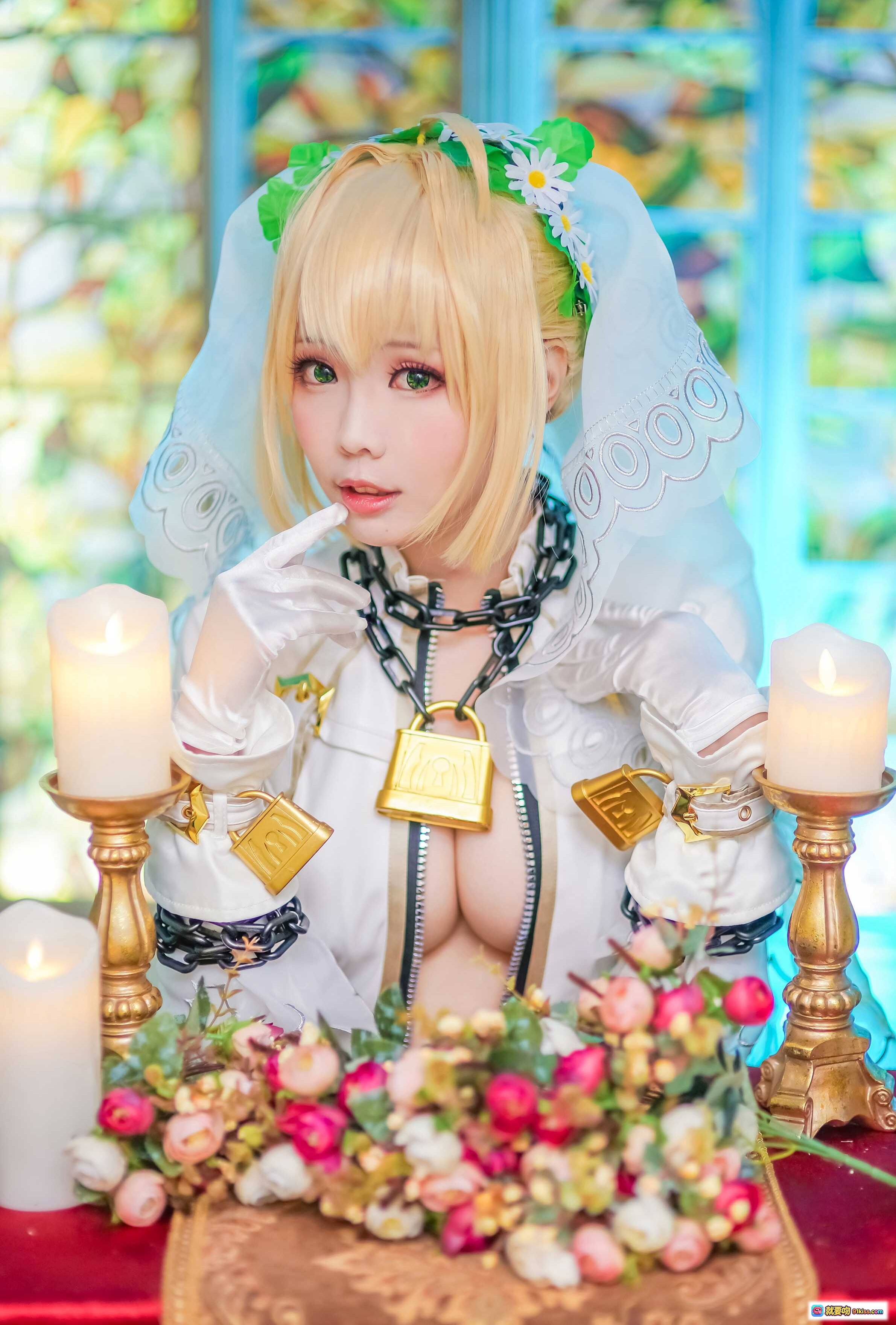 图片[7] - ElyEE子NO.006精致cosplay写真｜金发少女头戴花环手持白玫瑰｜白色蕾丝连帽外套搭配橙色腰带｜梦幻蓝紫背景唯美场景 - 就要吻