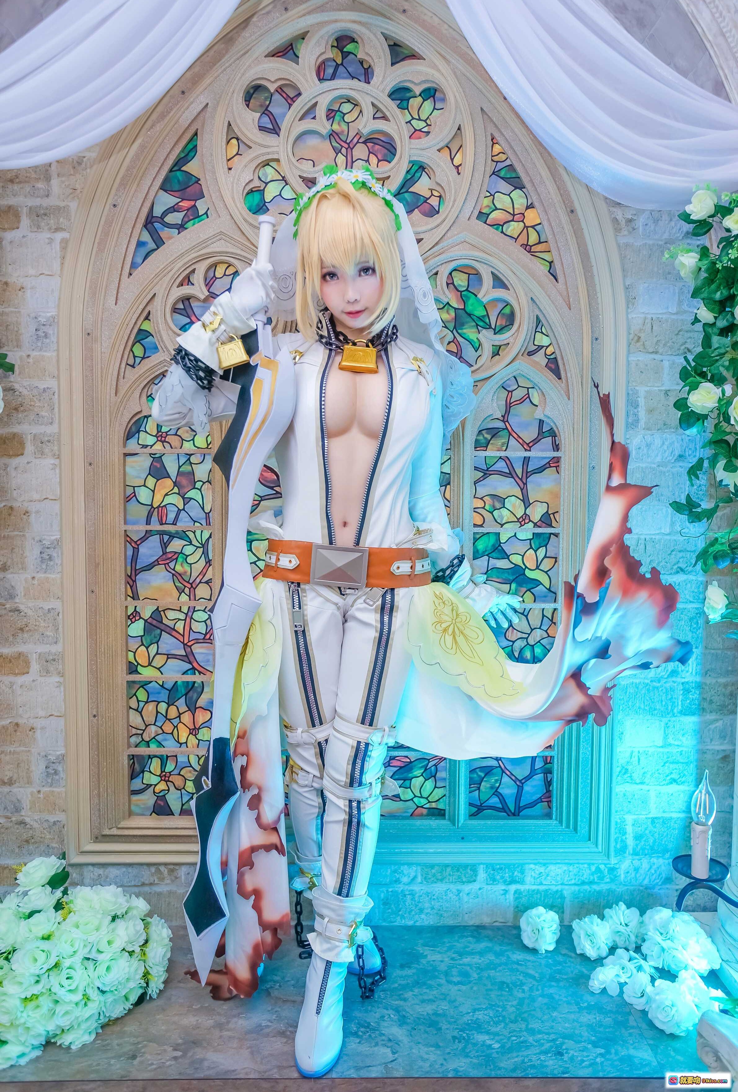 图片[5] - ElyEE子NO.006精致cosplay写真｜金发少女头戴花环手持白玫瑰｜白色蕾丝连帽外套搭配橙色腰带｜梦幻蓝紫背景唯美场景 - 就要吻