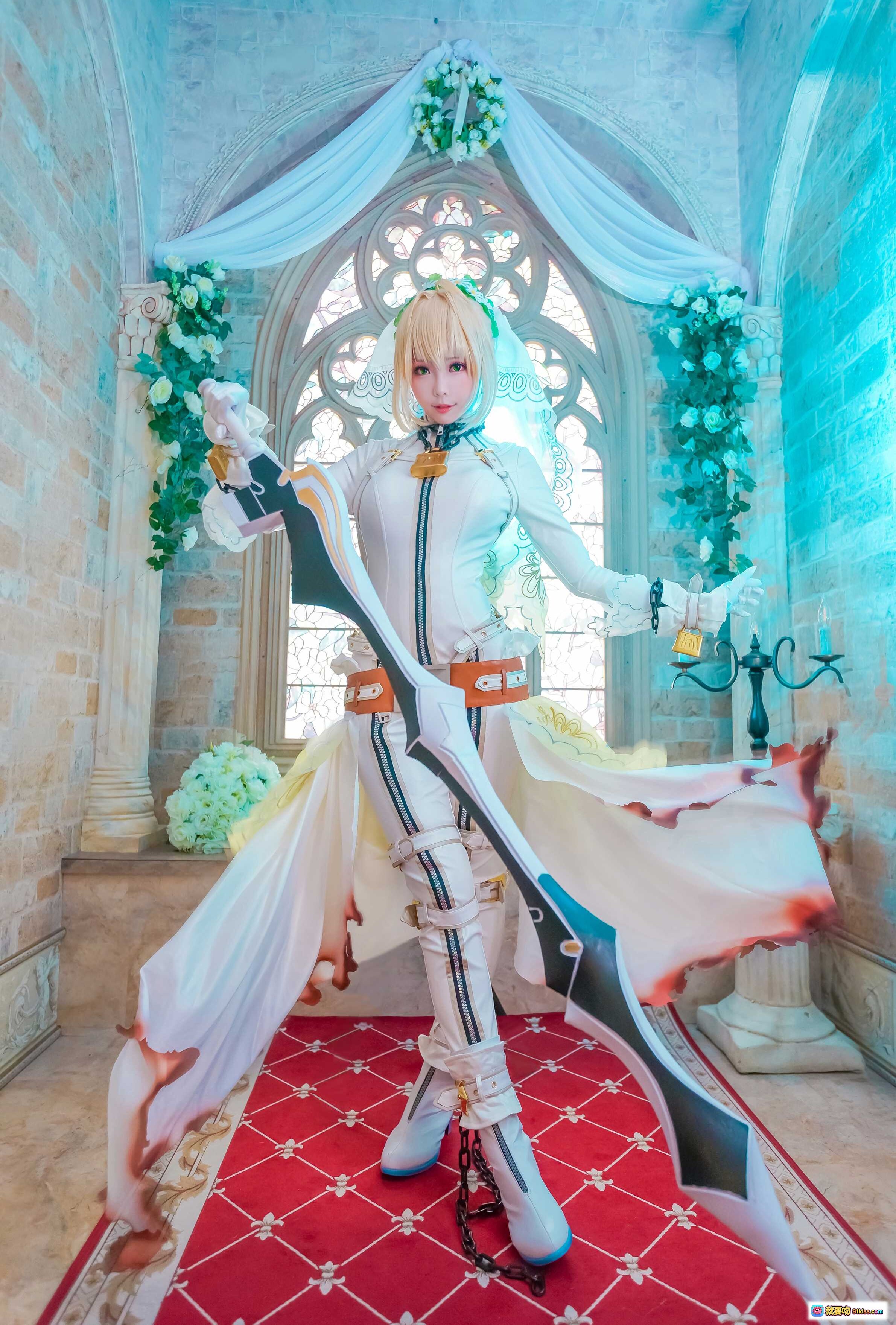 图片[4] - ElyEE子NO.006精致cosplay写真｜金发少女头戴花环手持白玫瑰｜白色蕾丝连帽外套搭配橙色腰带｜梦幻蓝紫背景唯美场景 - 就要吻
