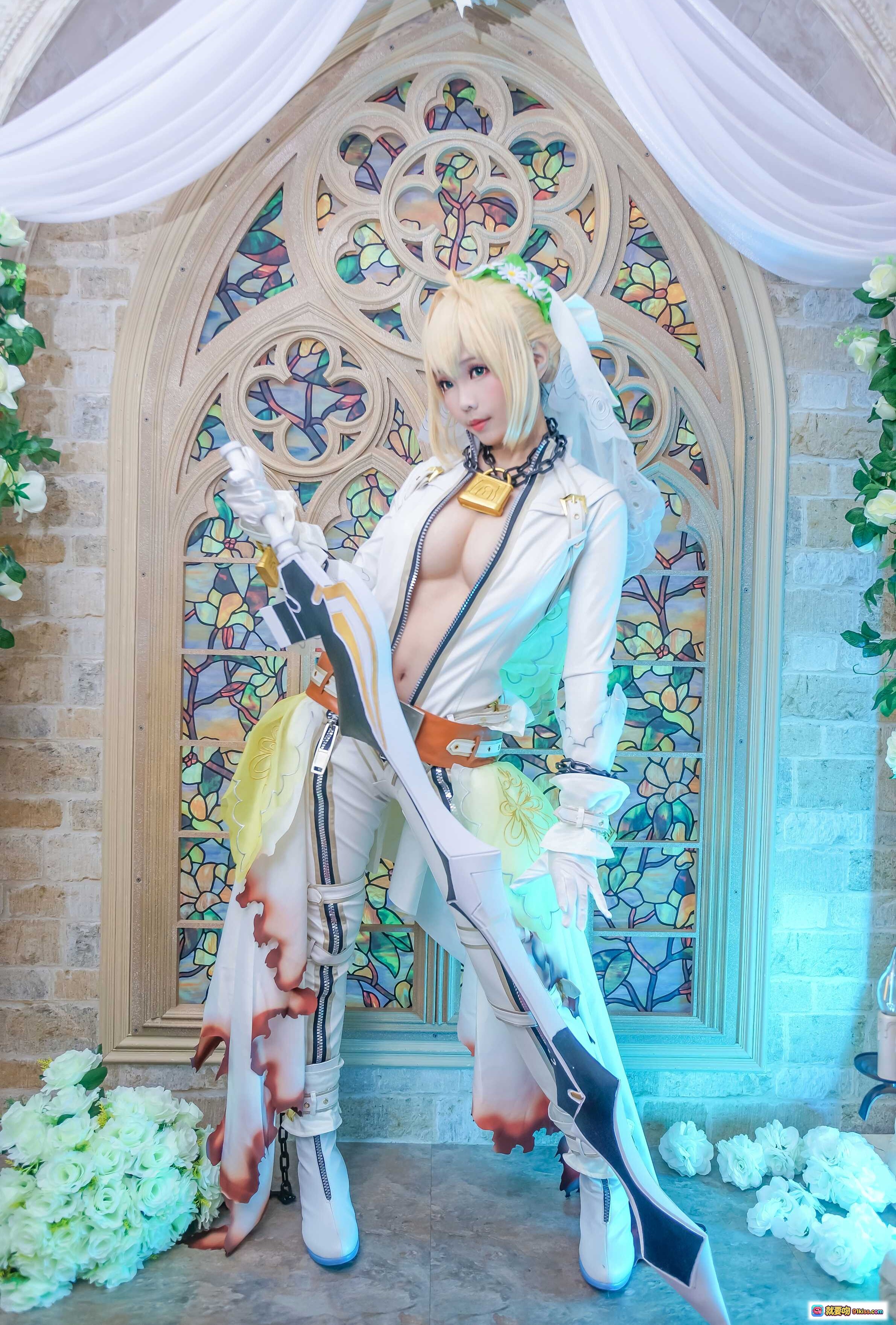 图片[3] - ElyEE子NO.006精致cosplay写真｜金发少女头戴花环手持白玫瑰｜白色蕾丝连帽外套搭配橙色腰带｜梦幻蓝紫背景唯美场景 - 就要吻