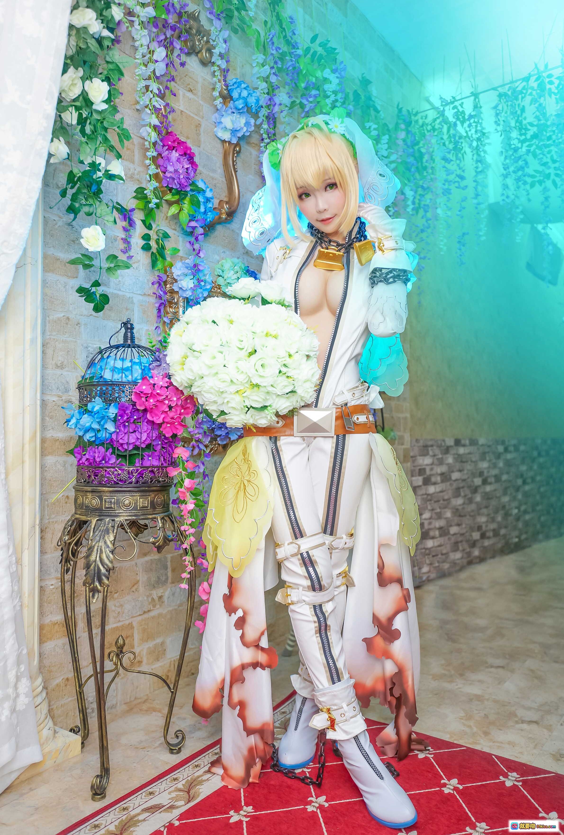 图片[9] - ElyEE子NO.006精致cosplay写真｜金发少女头戴花环手持白玫瑰｜白色蕾丝连帽外套搭配橙色腰带｜梦幻蓝紫背景唯美场景 - 就要吻