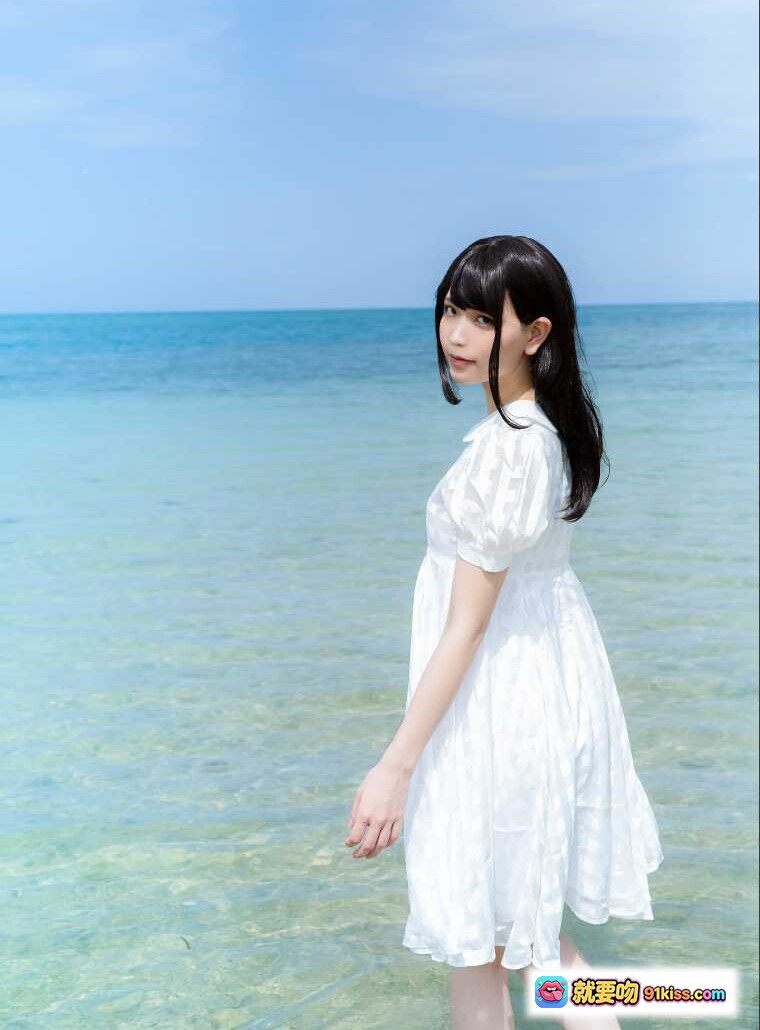 图片[1] - 纯真少女海边写真｜白色连衣裙清新自然｜蓝天碧海治愈系摄影｜美丽版32P高清图集 - 就要吻