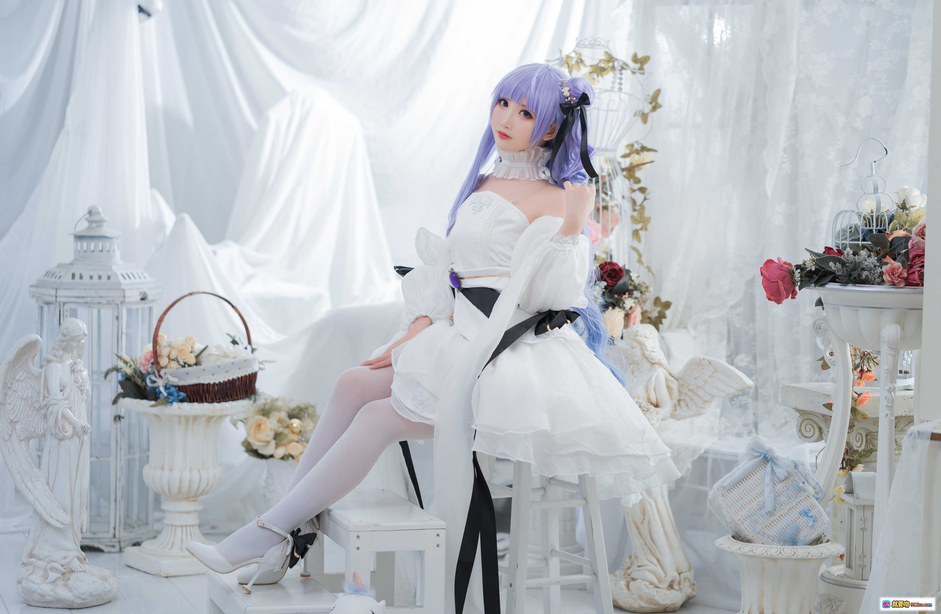 面饼仙儿NO.087独角兽婚纱Cosplay写真 白色梦幻礼服 紫发少女 优雅坐姿 天使雕像花篮装饰 摄影棚唯美布景 - 就要吻