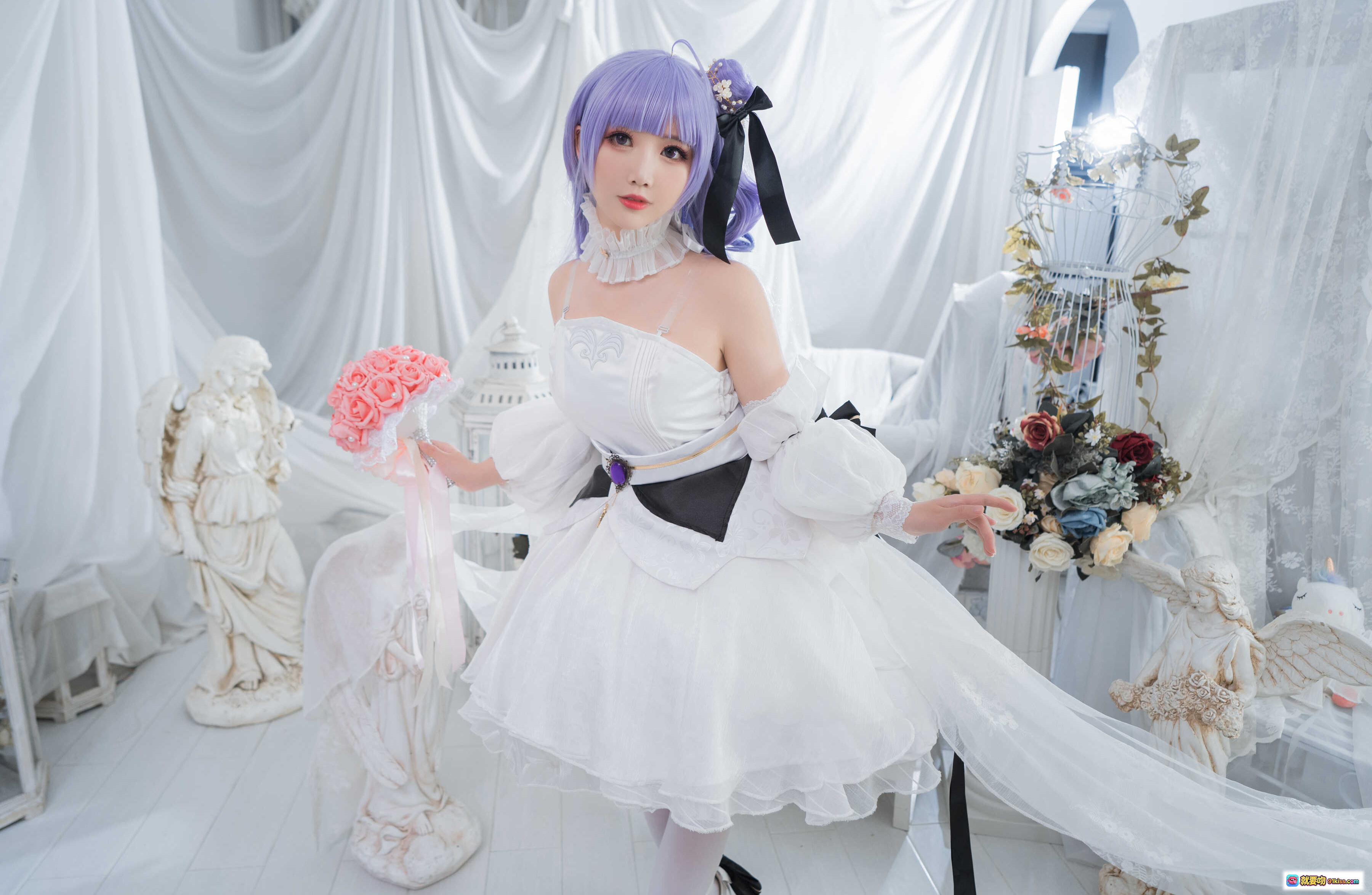 图片[7] - 面饼仙儿NO.087独角兽婚纱Cosplay写真 白色梦幻礼服 紫发少女 优雅坐姿 天使雕像花篮装饰 摄影棚唯美布景 - 就要吻