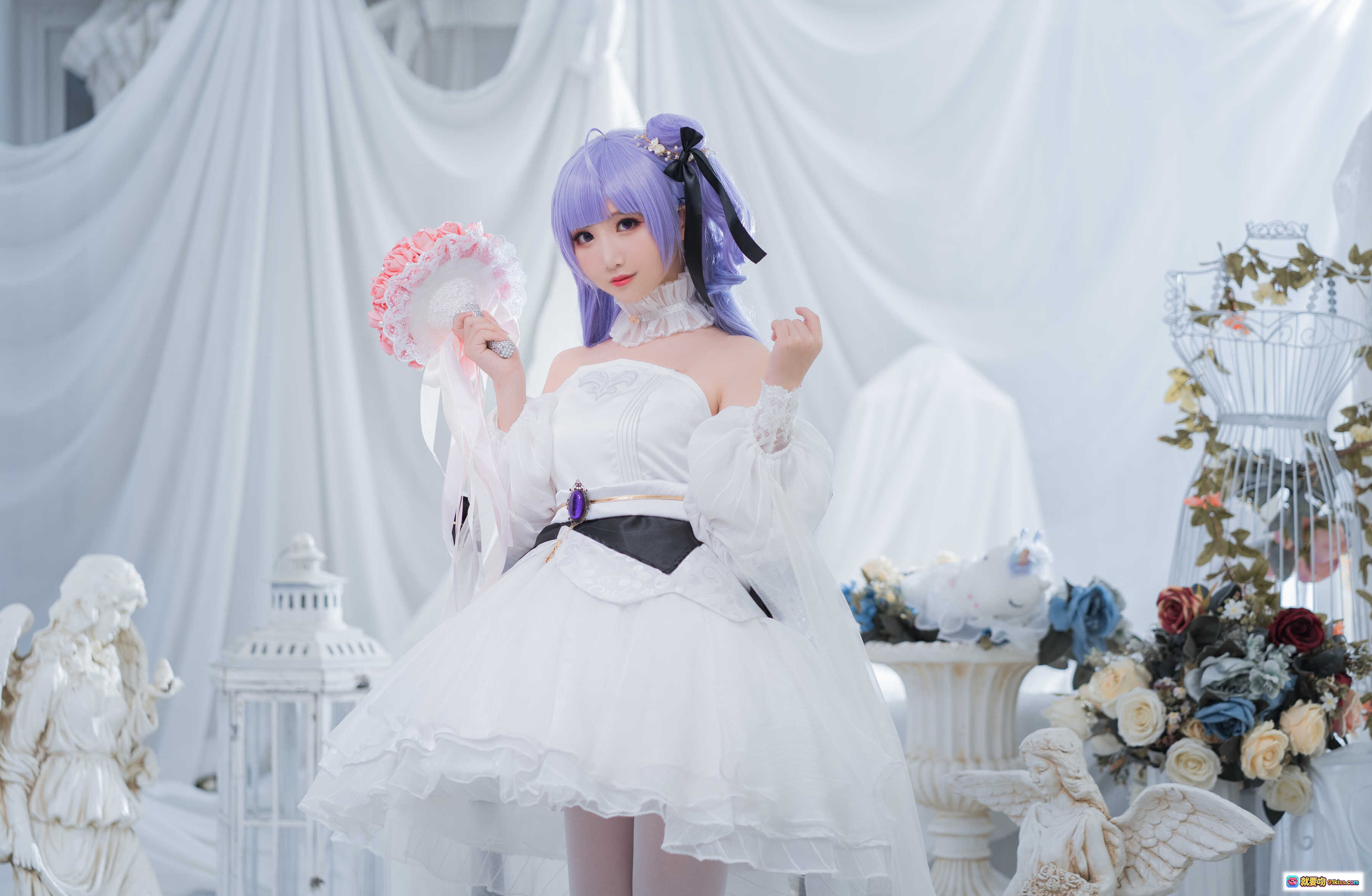 图片[10] - 面饼仙儿NO.087独角兽婚纱Cosplay写真 白色梦幻礼服 紫发少女 优雅坐姿 天使雕像花篮装饰 摄影棚唯美布景 - 就要吻