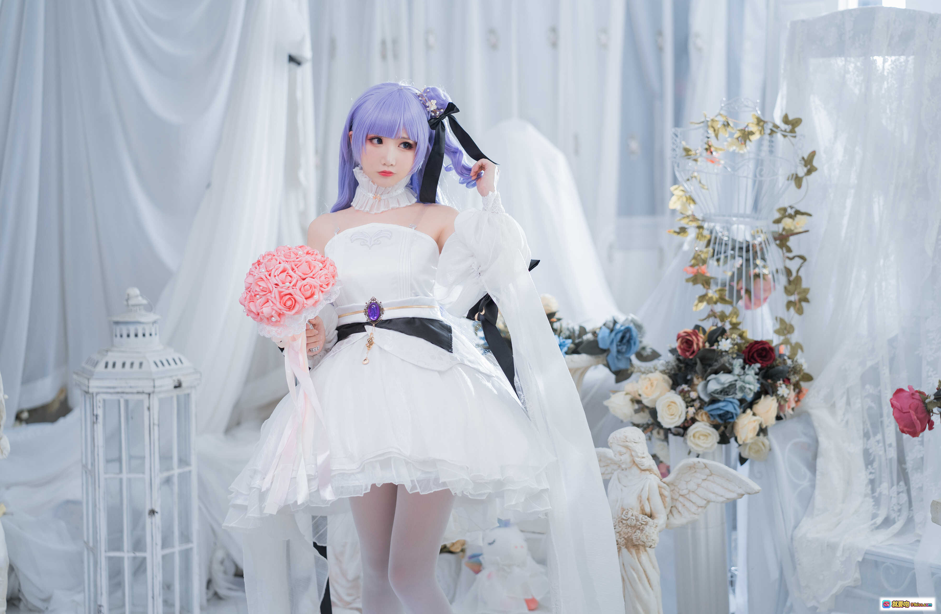 图片[2] - 面饼仙儿NO.087独角兽婚纱Cosplay写真 白色梦幻礼服 紫发少女 优雅坐姿 天使雕像花篮装饰 摄影棚唯美布景 - 就要吻