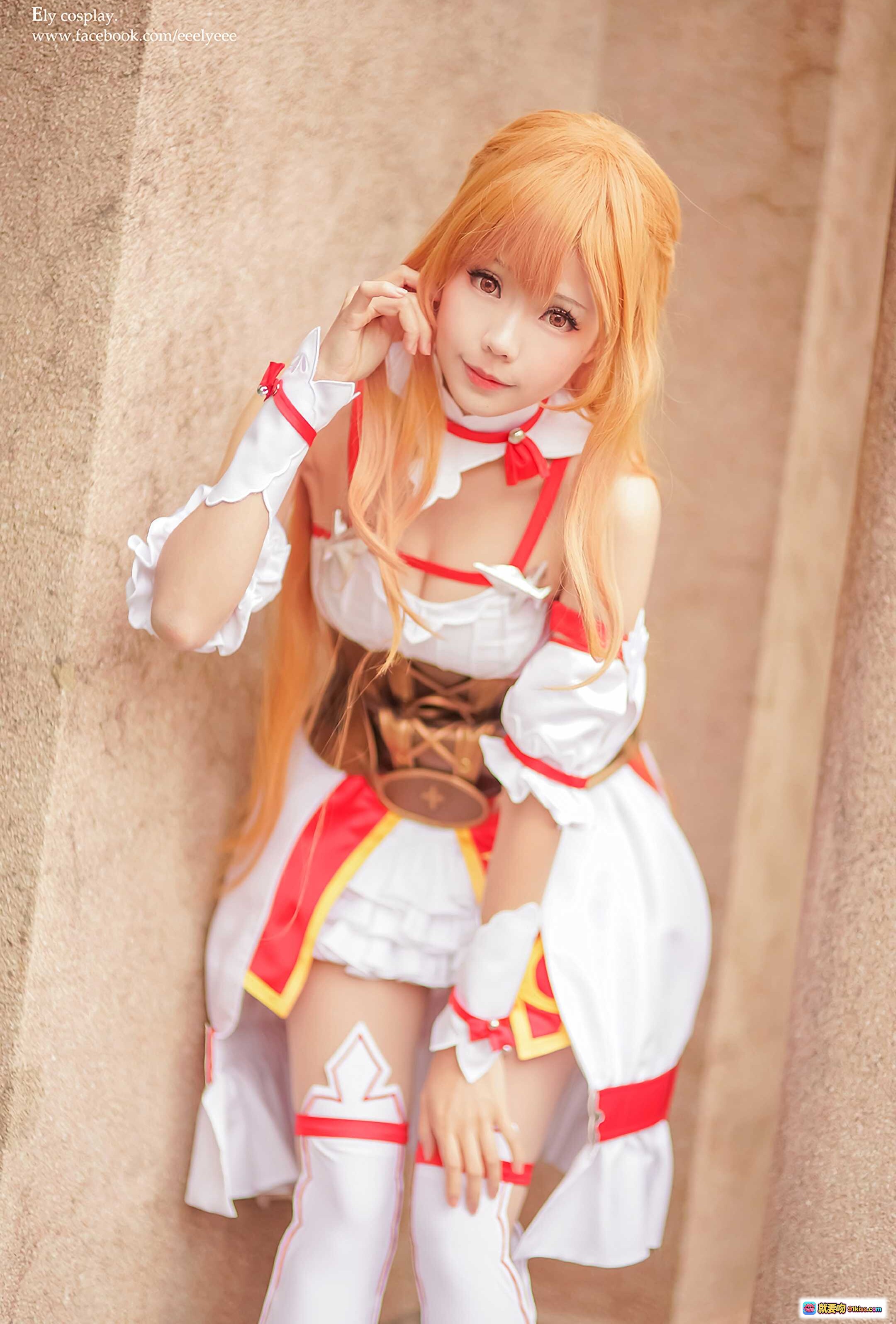 图片[2] - ElyEE子NO.007精致cosplay造型｜白红配色女仆装｜金色长发角色扮演｜户外古典建筑背景｜高跟鞋搭配蕾丝边饰｜Ely cosplay官方作品 - 就要吻