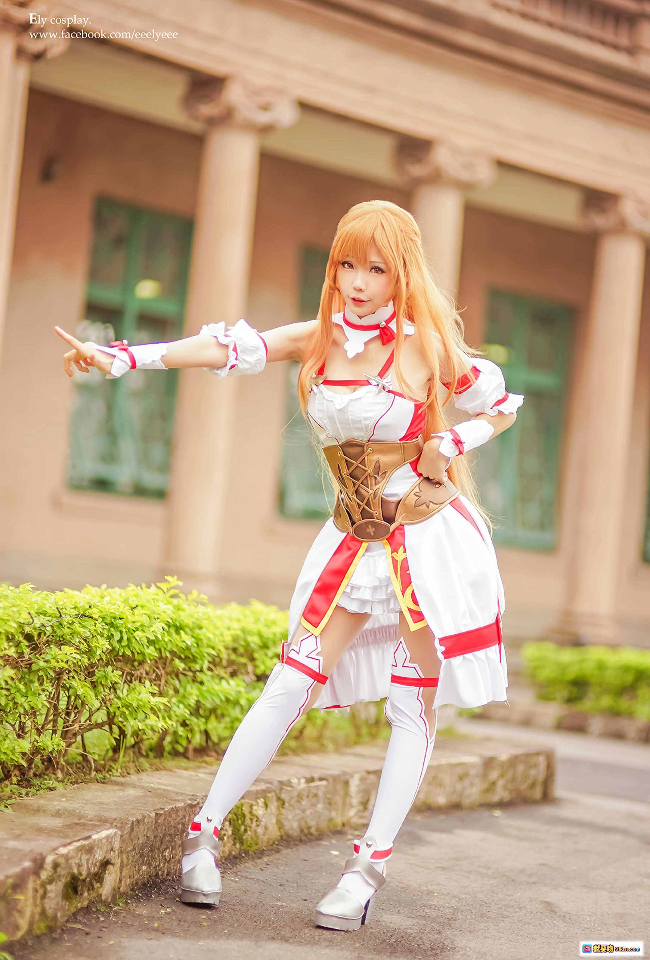 图片[1] - ElyEE子NO.007精致cosplay造型｜白红配色女仆装｜金色长发角色扮演｜户外古典建筑背景｜高跟鞋搭配蕾丝边饰｜Ely cosplay官方作品 - 就要吻