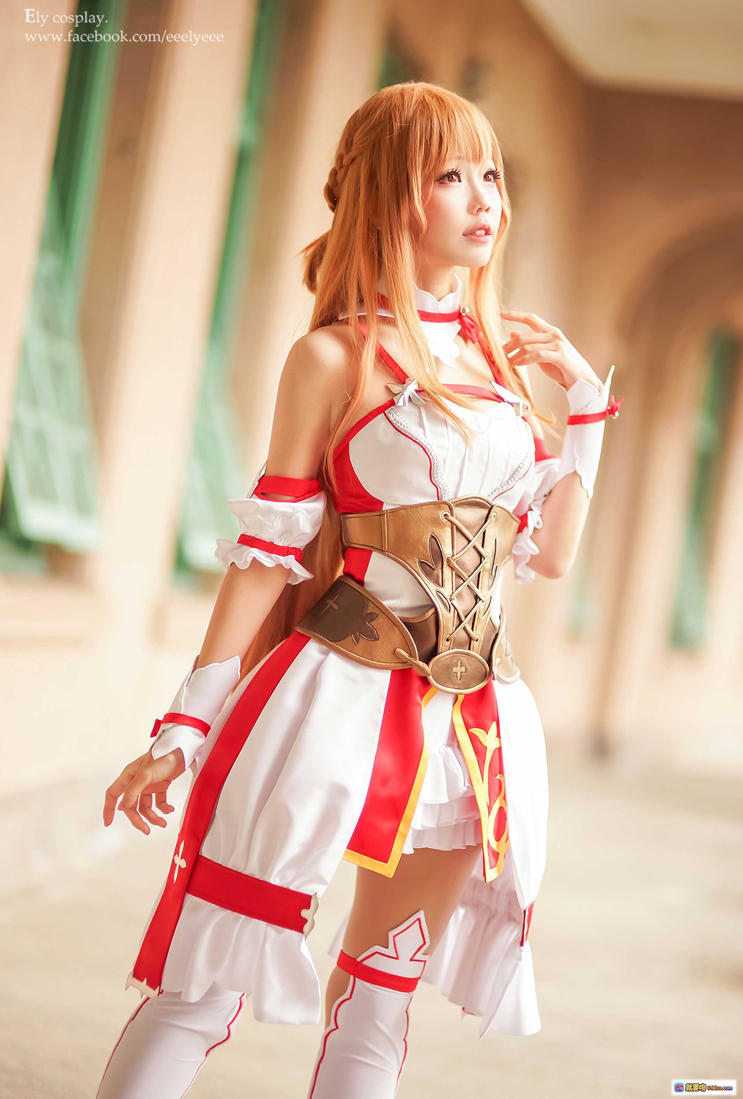 图片[9] - ElyEE子NO.007精致cosplay造型｜白红配色女仆装｜金色长发角色扮演｜户外古典建筑背景｜高跟鞋搭配蕾丝边饰｜Ely cosplay官方作品 - 就要吻