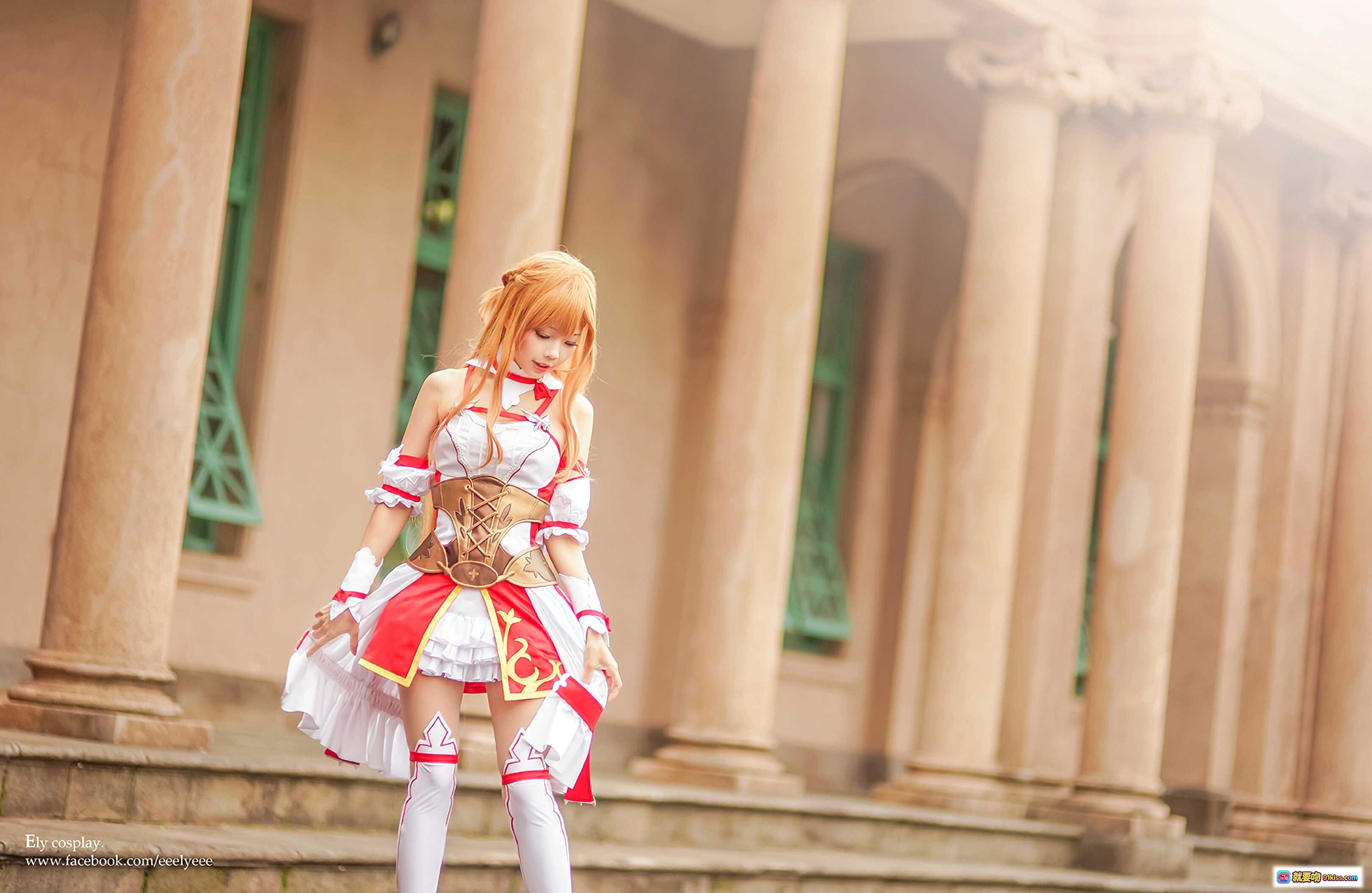 图片[10] - ElyEE子NO.007精致cosplay造型｜白红配色女仆装｜金色长发角色扮演｜户外古典建筑背景｜高跟鞋搭配蕾丝边饰｜Ely cosplay官方作品 - 就要吻