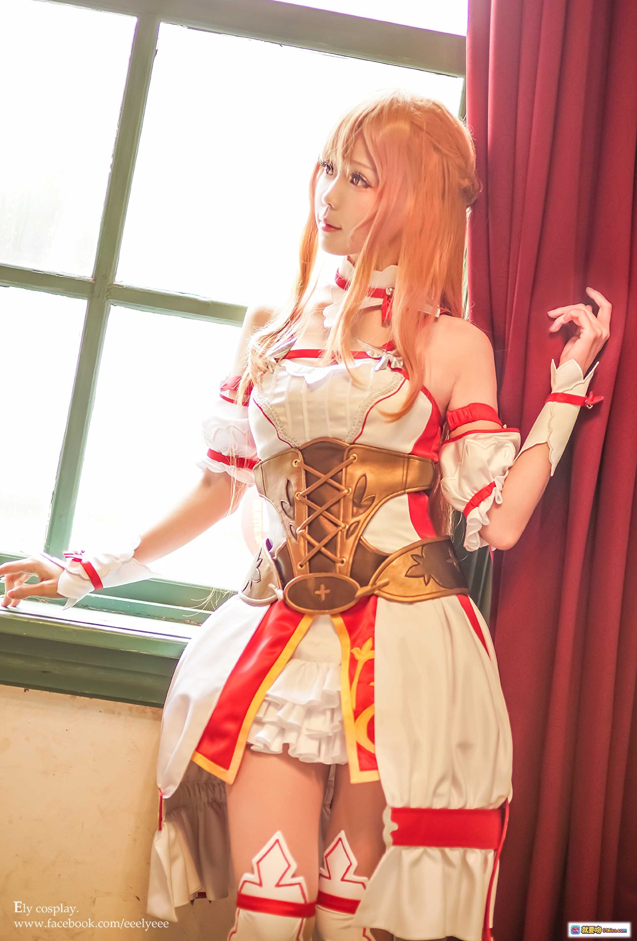 图片[6] - ElyEE子NO.007精致cosplay造型｜白红配色女仆装｜金色长发角色扮演｜户外古典建筑背景｜高跟鞋搭配蕾丝边饰｜Ely cosplay官方作品 - 就要吻