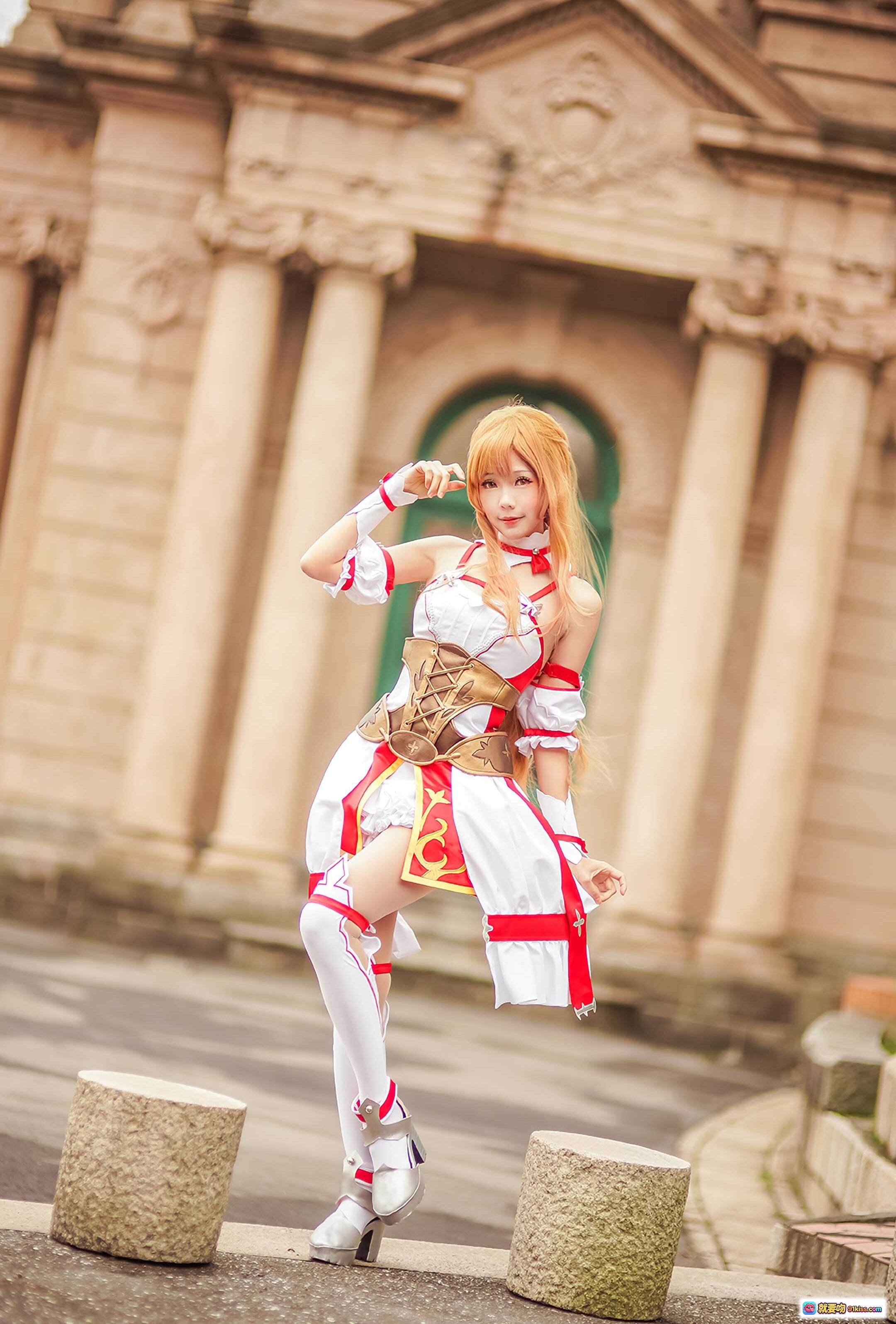图片[4] - ElyEE子NO.007精致cosplay造型｜白红配色女仆装｜金色长发角色扮演｜户外古典建筑背景｜高跟鞋搭配蕾丝边饰｜Ely cosplay官方作品 - 就要吻
