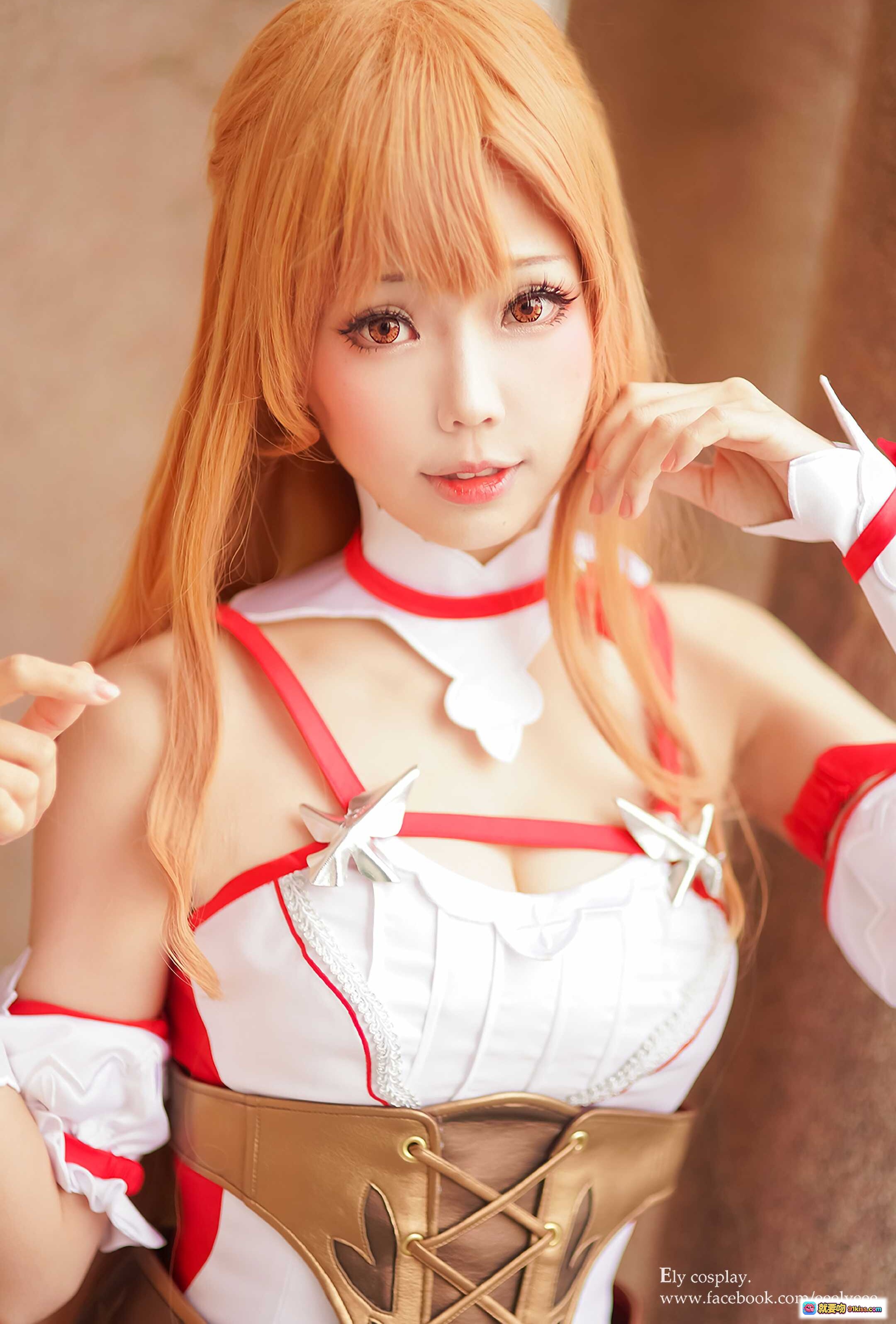 图片[5] - ElyEE子NO.007精致cosplay造型｜白红配色女仆装｜金色长发角色扮演｜户外古典建筑背景｜高跟鞋搭配蕾丝边饰｜Ely cosplay官方作品 - 就要吻