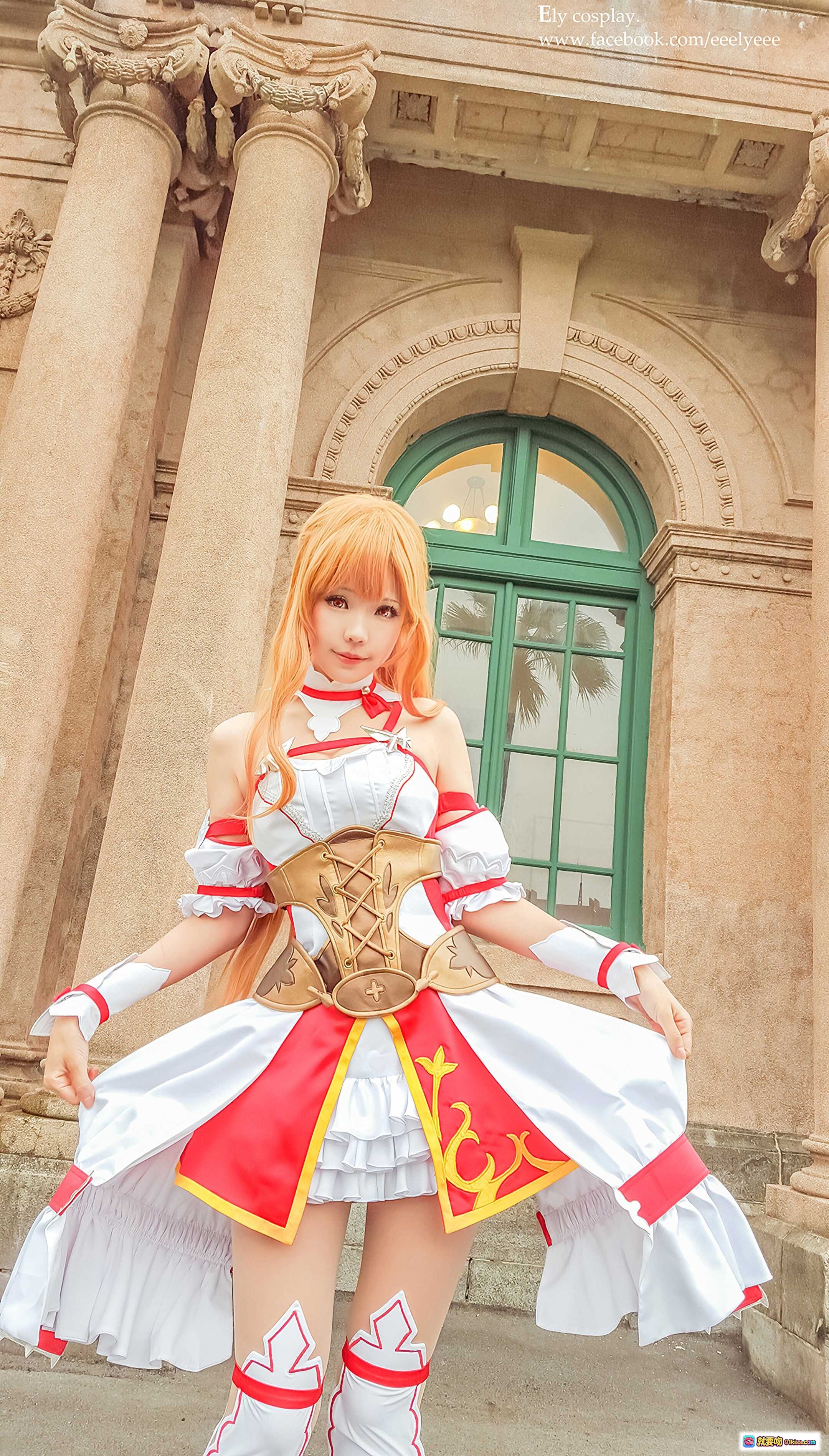 图片[3] - ElyEE子NO.007精致cosplay造型｜白红配色女仆装｜金色长发角色扮演｜户外古典建筑背景｜高跟鞋搭配蕾丝边饰｜Ely cosplay官方作品 - 就要吻