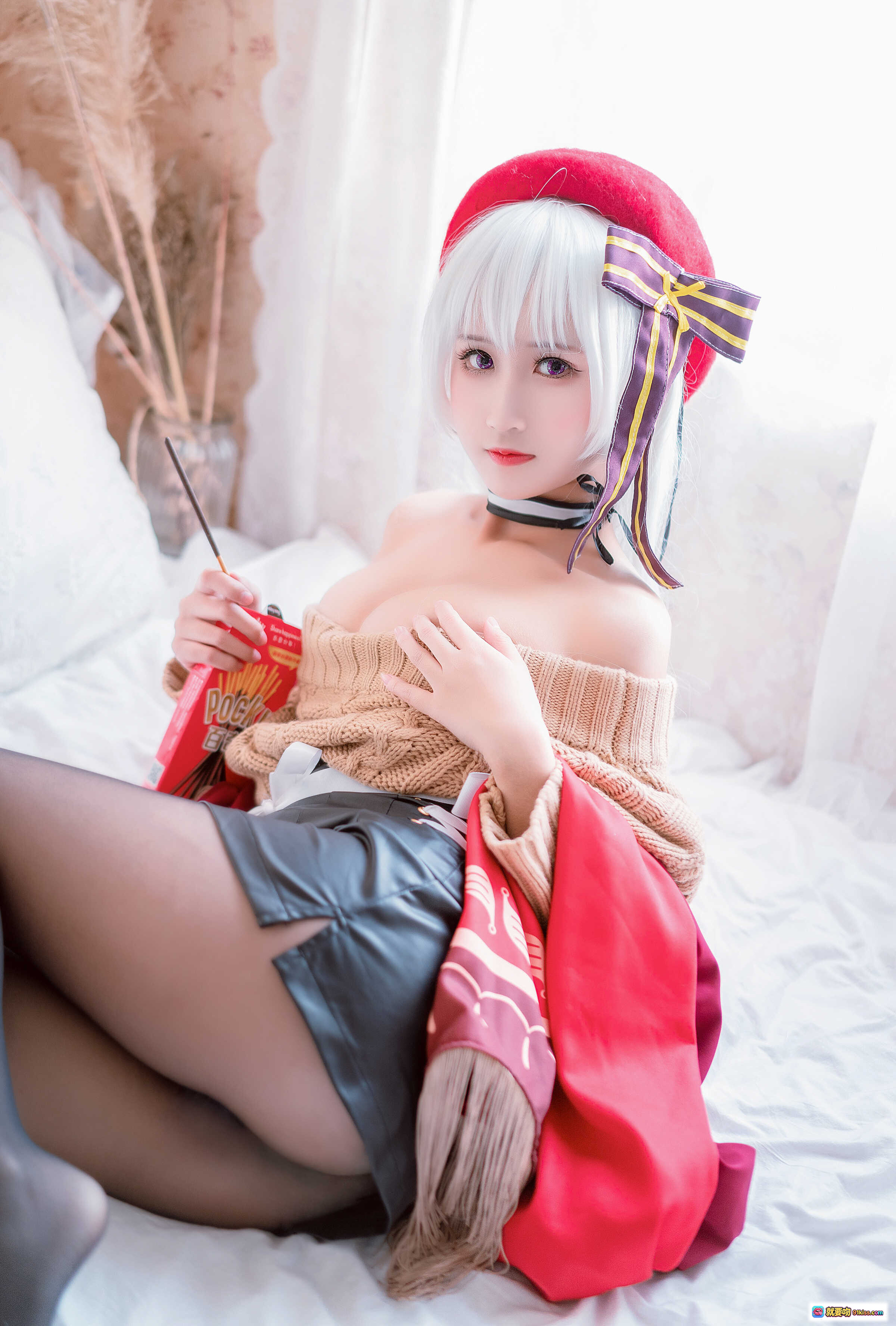 图片[6] - 三度_69 NO.002 贝法 Cosplay 美少女 白发红帽 毛衣露肩 优雅室内写真 19P高清图集 - 就要吻