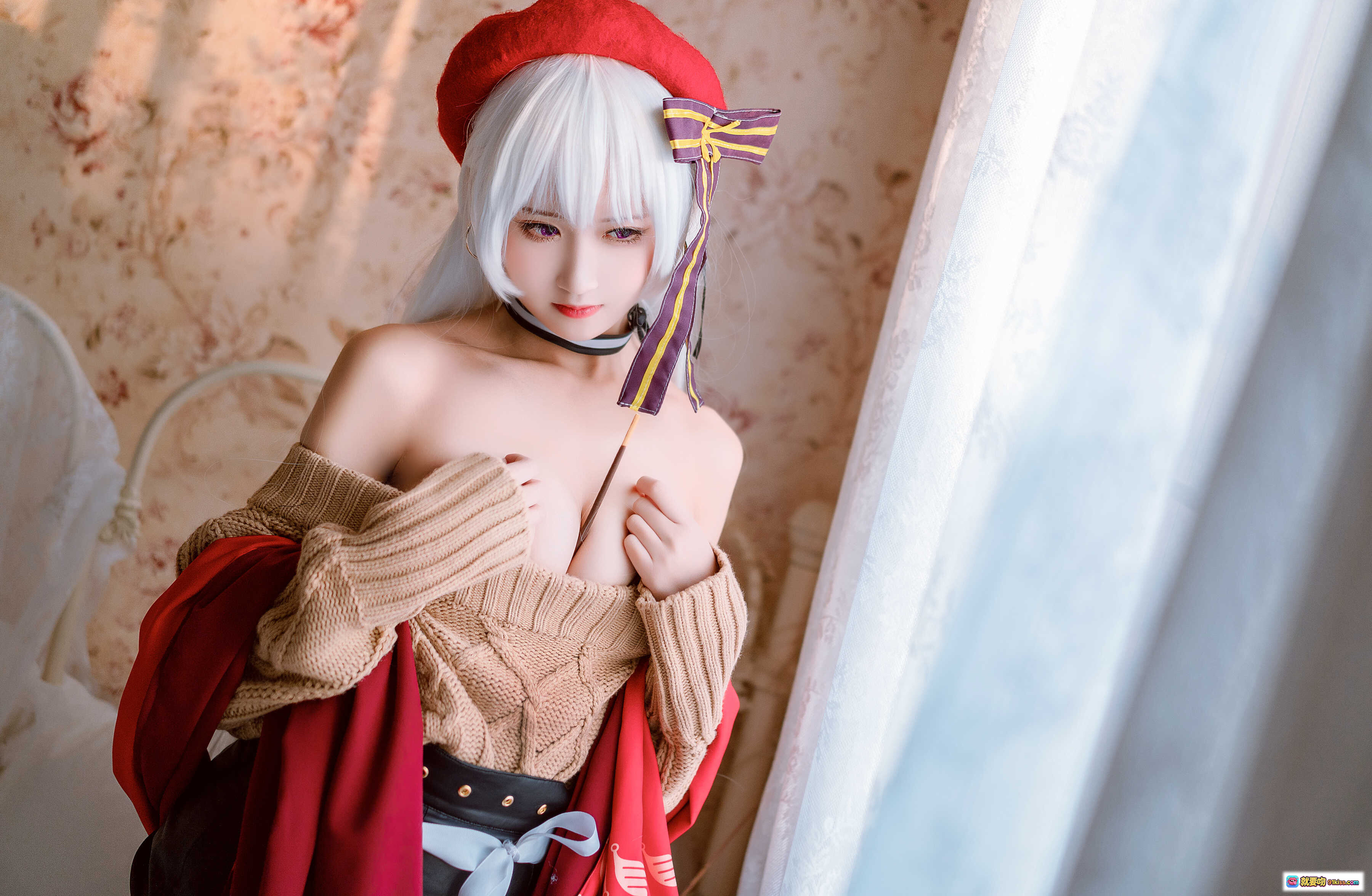 三度_69 NO.002 贝法 Cosplay 美少女 白发红帽 毛衣露肩 优雅室内写真 19P高清图集 - 就要吻