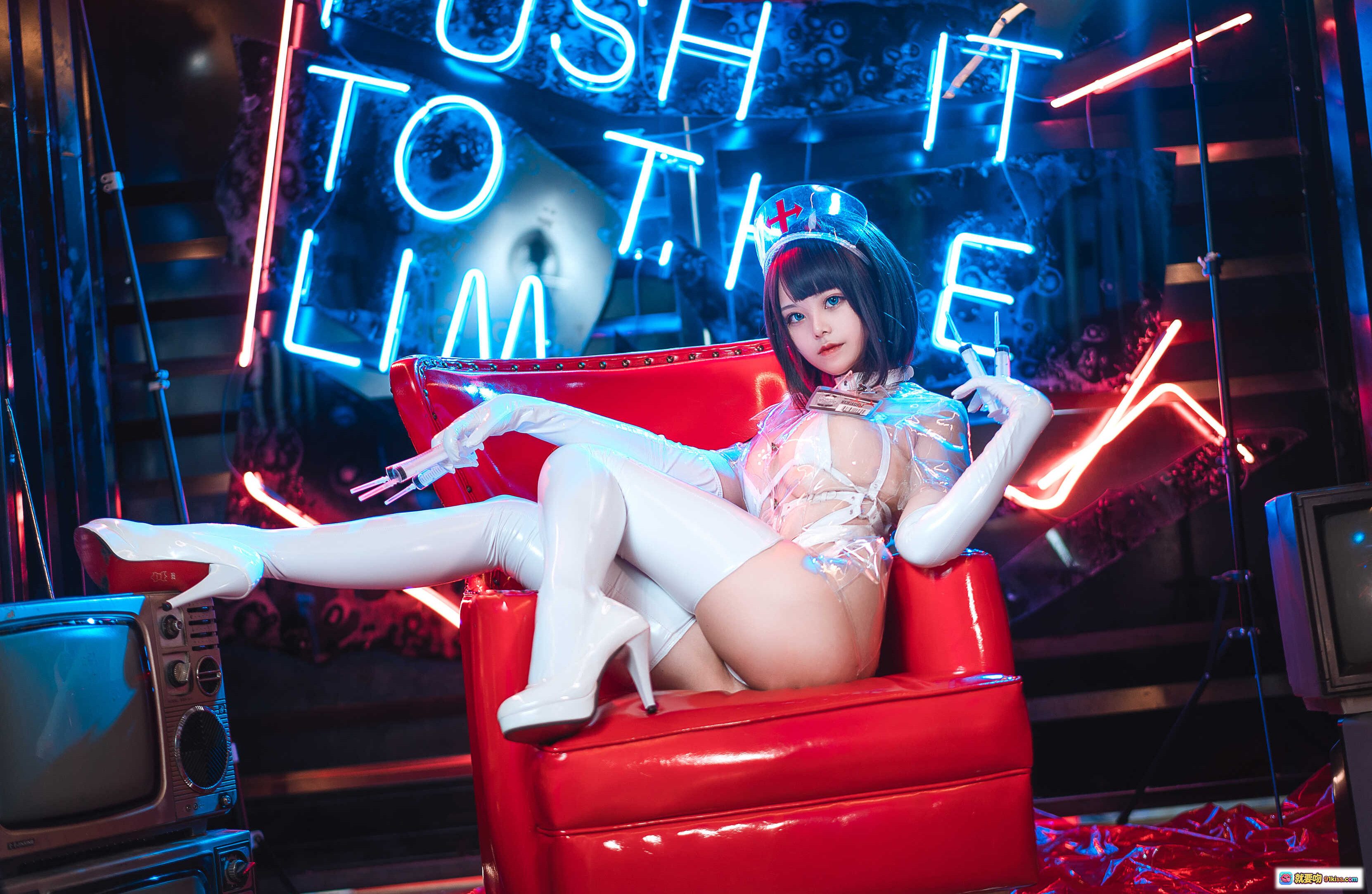图片[10] - 蜜汁猫裘NO.047透明护士Cosplay写真 | 白色拘束装+注射器道具+霓虹灯背景+高跟长靴+性感蹲姿 - 就要吻