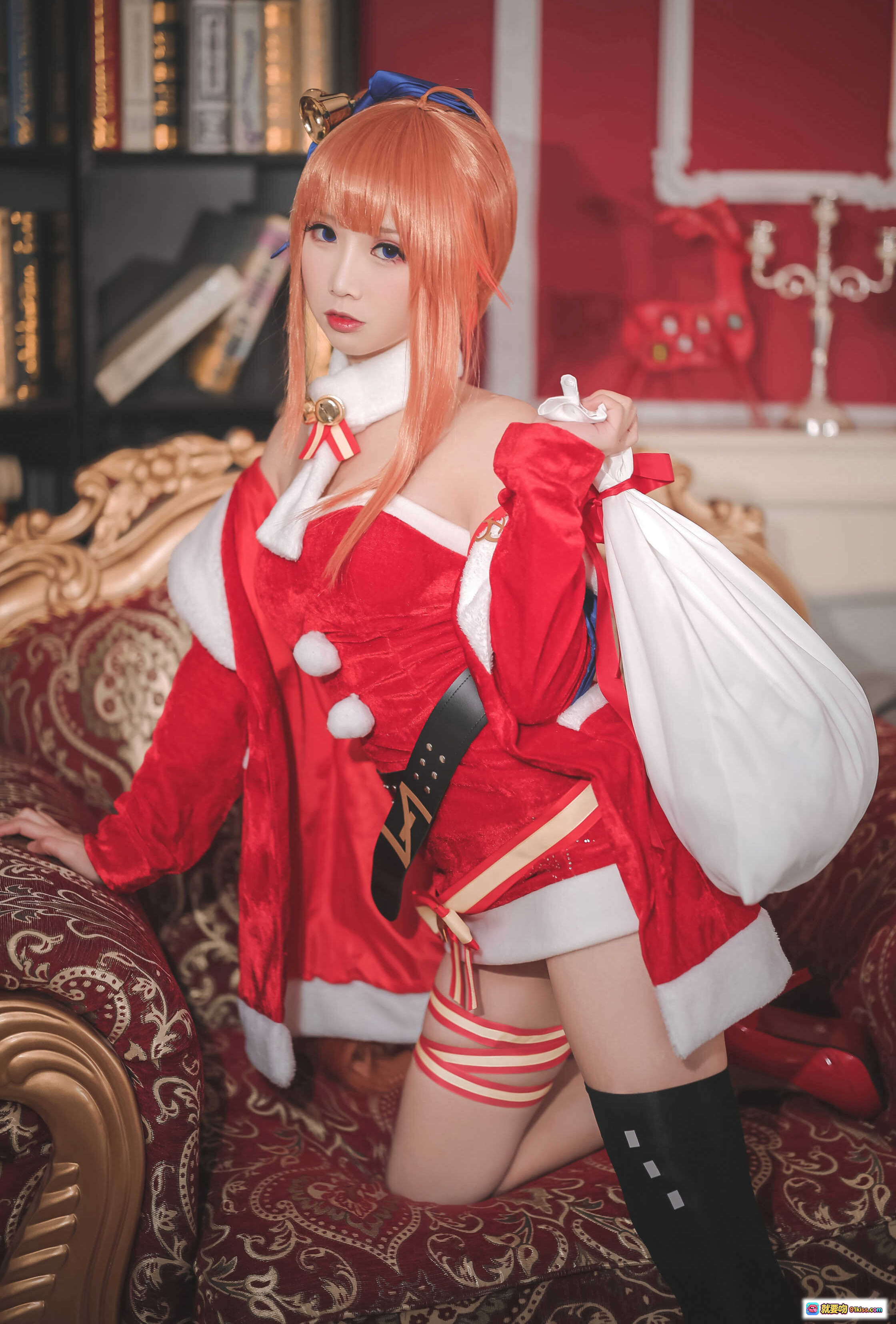 图片[4] - 面饼仙儿NO.047 FAL圣诞Cosplay写真 | 红色绒面圣诞装+黑丝美腿+华丽宫廷背景 | 19P高清图集 - 就要吻